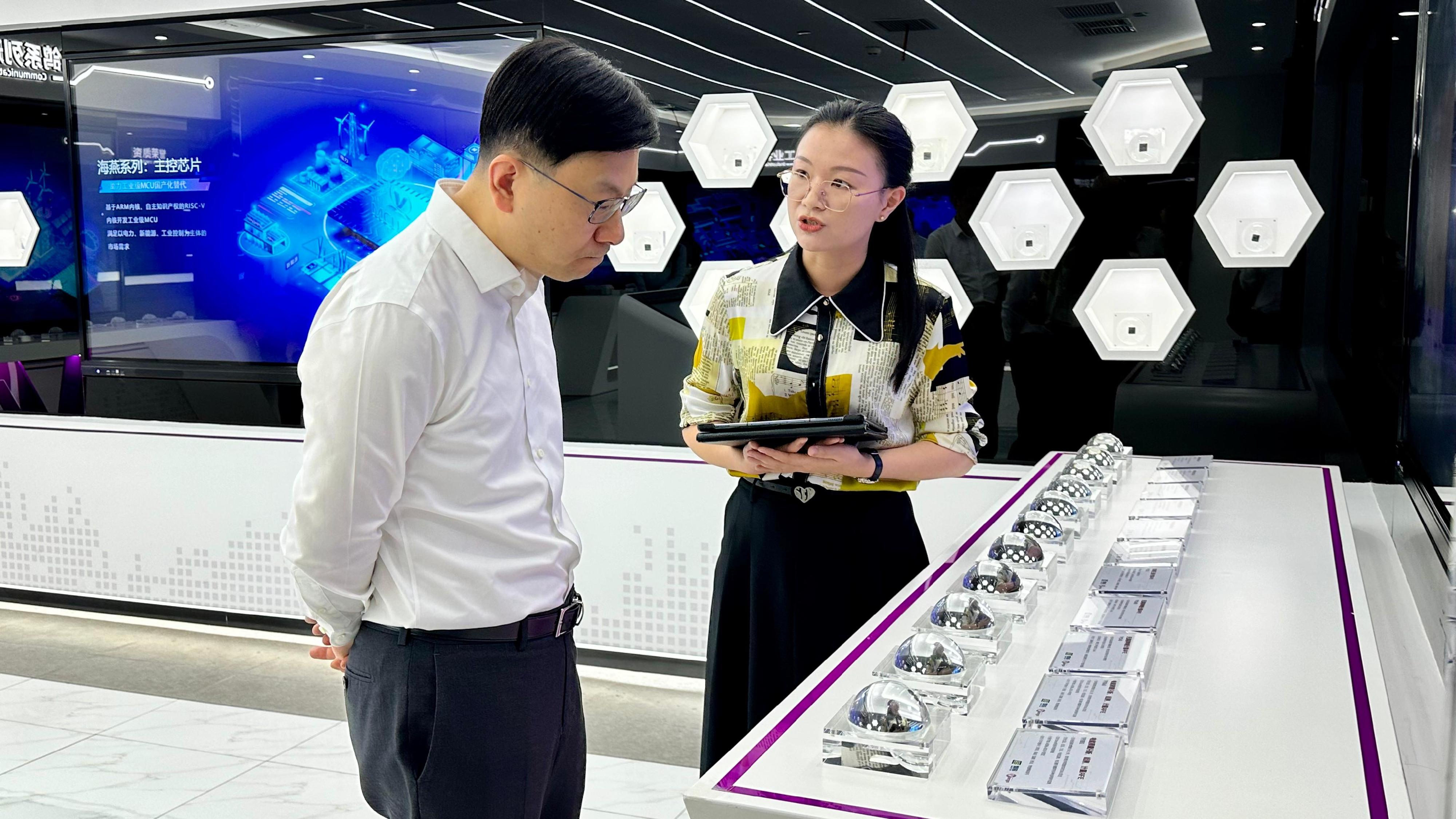 The Secretary for Labour and Welfare, Mr Chris Sun, concluded his visit to Hangzhou today (August 15). Photo shows Mr Sun (left) visiting the National Innovation and Entrepreneurship Base for High-level Overseas Talents yesterday (August 14) and listening to the sharing of a representative from the Base.