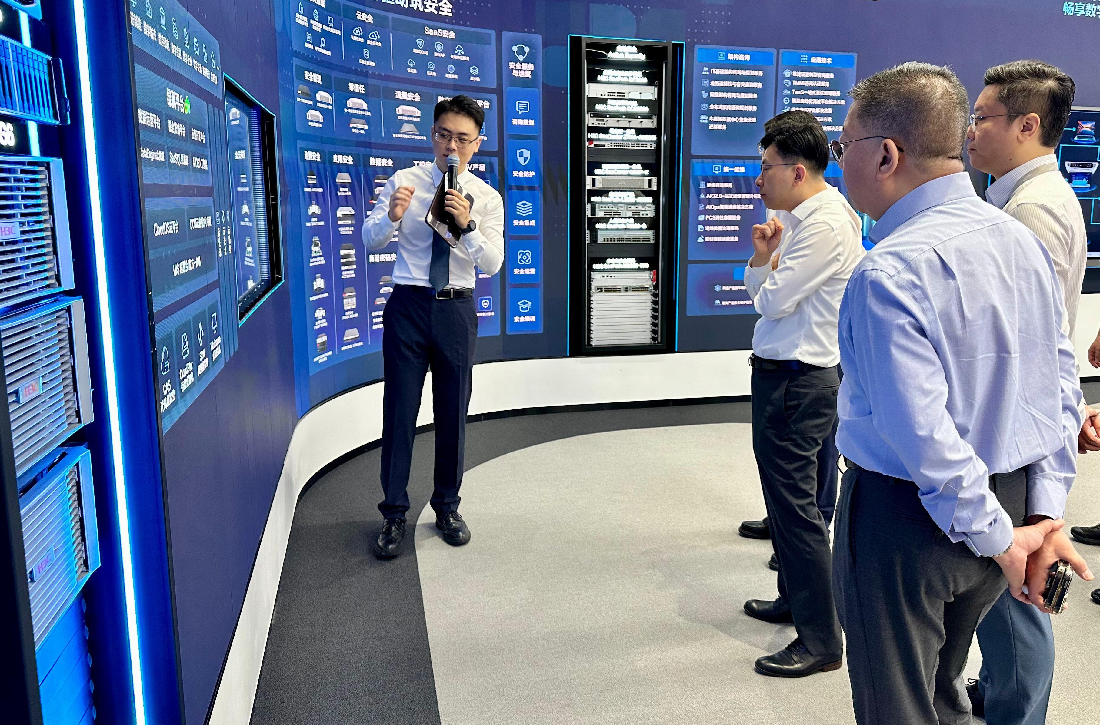 The Secretary for Labour and Welfare, Mr Chris Sun, concluded his visit to Hangzhou today (August 15). Photo shows Mr Sun (second left) and the Director of Hong Kong Talent Engage, Mr Anthony Lau (second right), visiting a local company yesterday morning (August 14) to understand more about the benefits brought to local enterprises by the talent policies of Hangzhou.