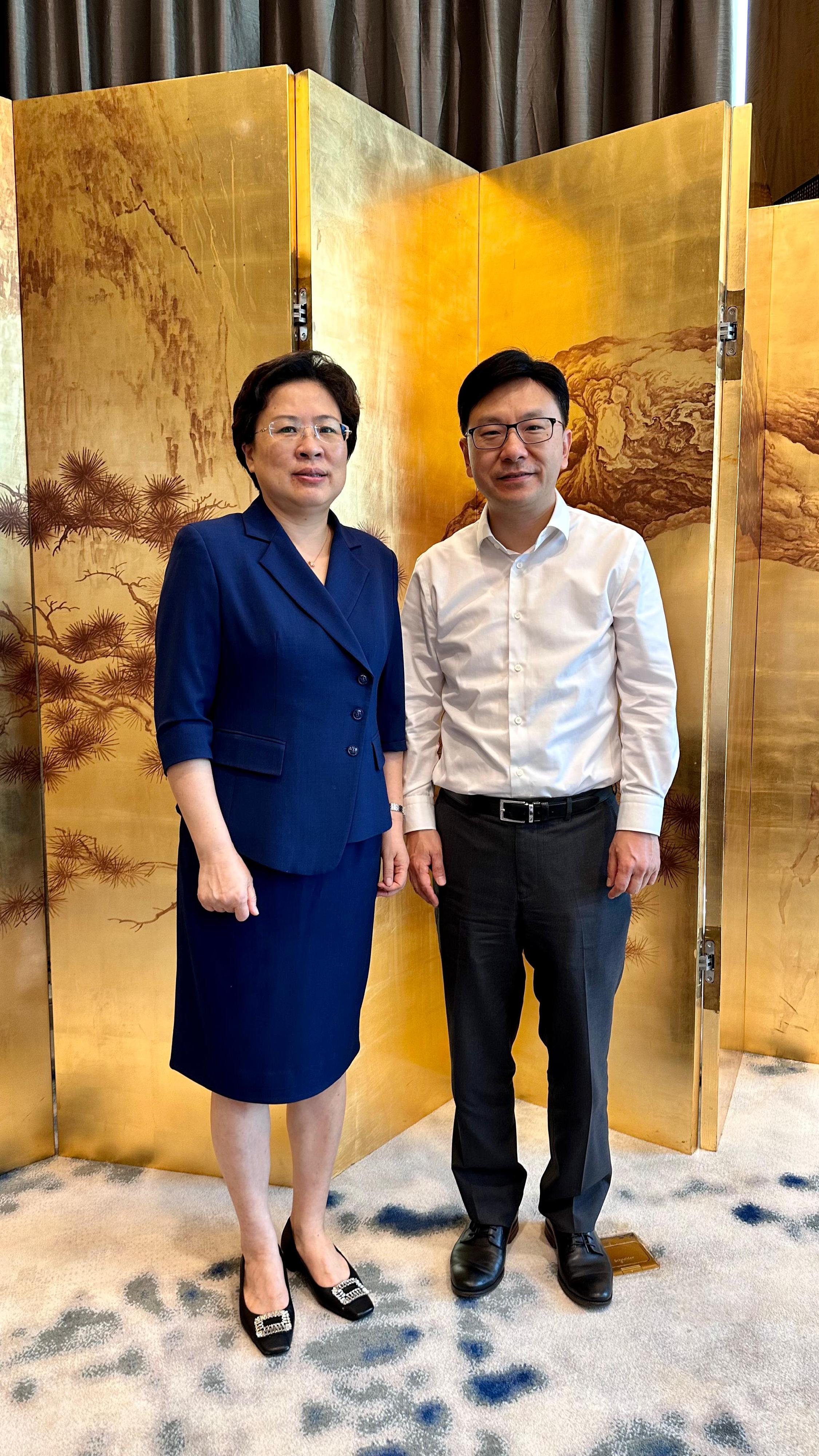 The Secretary for Labour and Welfare, Mr Chris Sun, concluded his visit to Hangzhou today (August 15). Photo shows Mr Sun (right) calling on Standing Committee member and Chief of the Organization Department of the CPC Hangzhou Municipal Committee, Ms Liu Pinjun (left), to exchange views on policy initiatives of attracting and supporting talent yesterday (August 14).