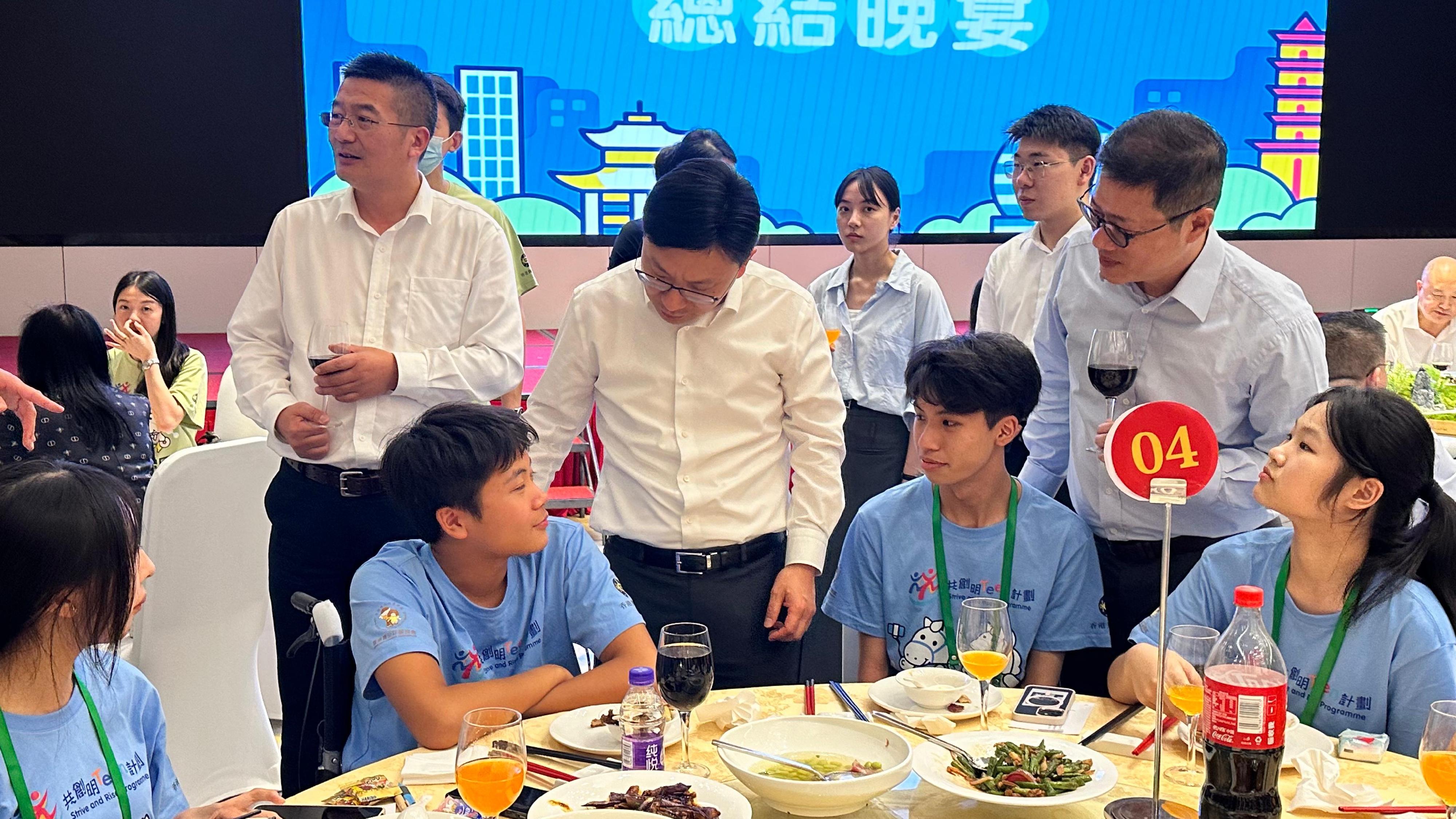 The Secretary for Labour and Welfare, Mr Chris Sun, concluded his visit to Hangzhou today (August 15). Photo shows Mr Sun (standing, second left) attending the tour-closing dinner for the Hangzhou study tour under the Strive and Rise Programme. He wished the mentees to set goals for their future while being inspired by the visits and expanding their horizons.