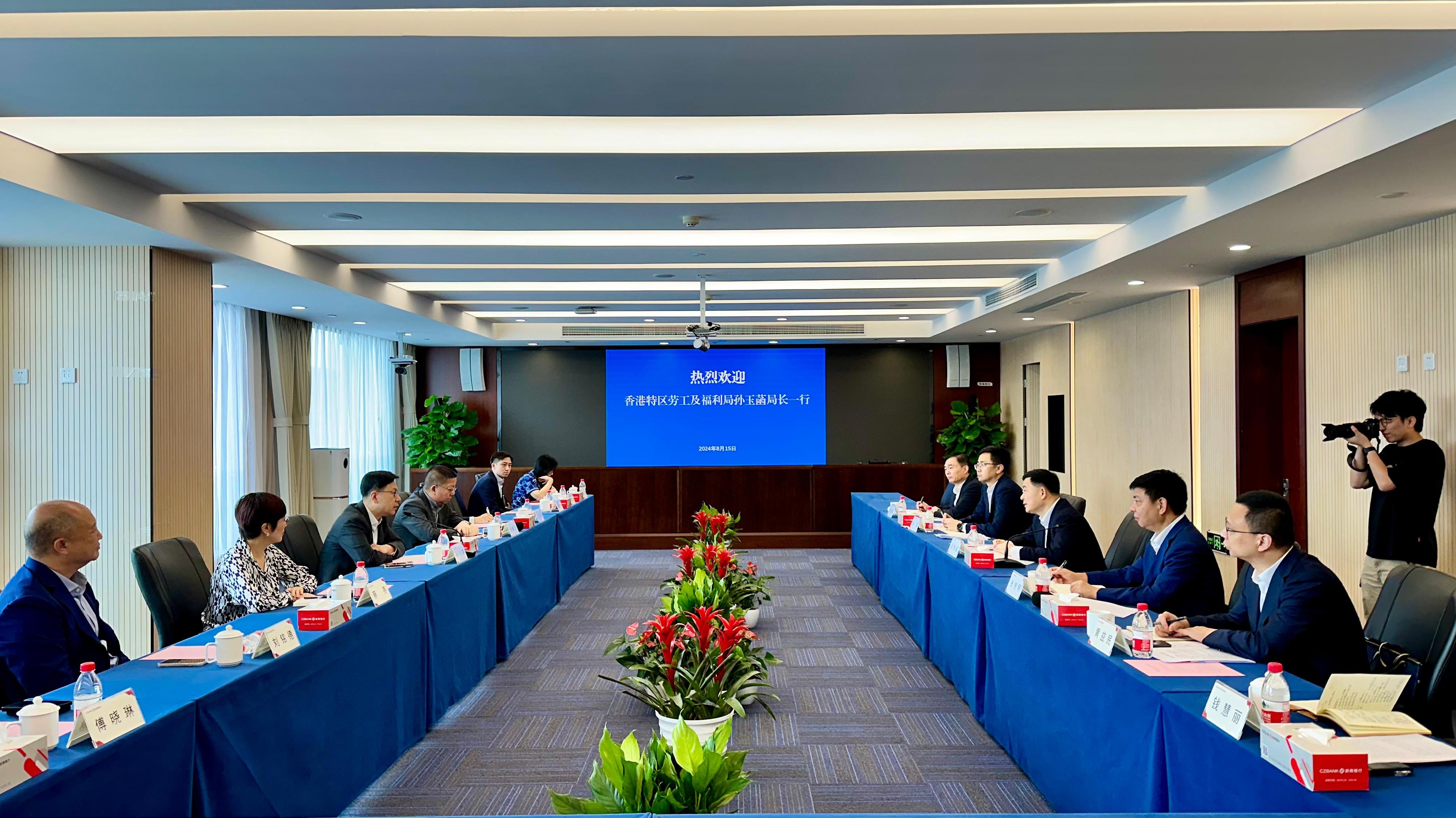 The Secretary for Labour and Welfare, Mr Chris Sun, concluded his visit to Hangzhou today (August 15). Photo shows Mr Sun (third left) today meeting with the Director-General of the Human Resources and Social Security Department of Zhejiang Province, Mr Wu Weibin (third right), to exchange views on talent attraction and retention policies.