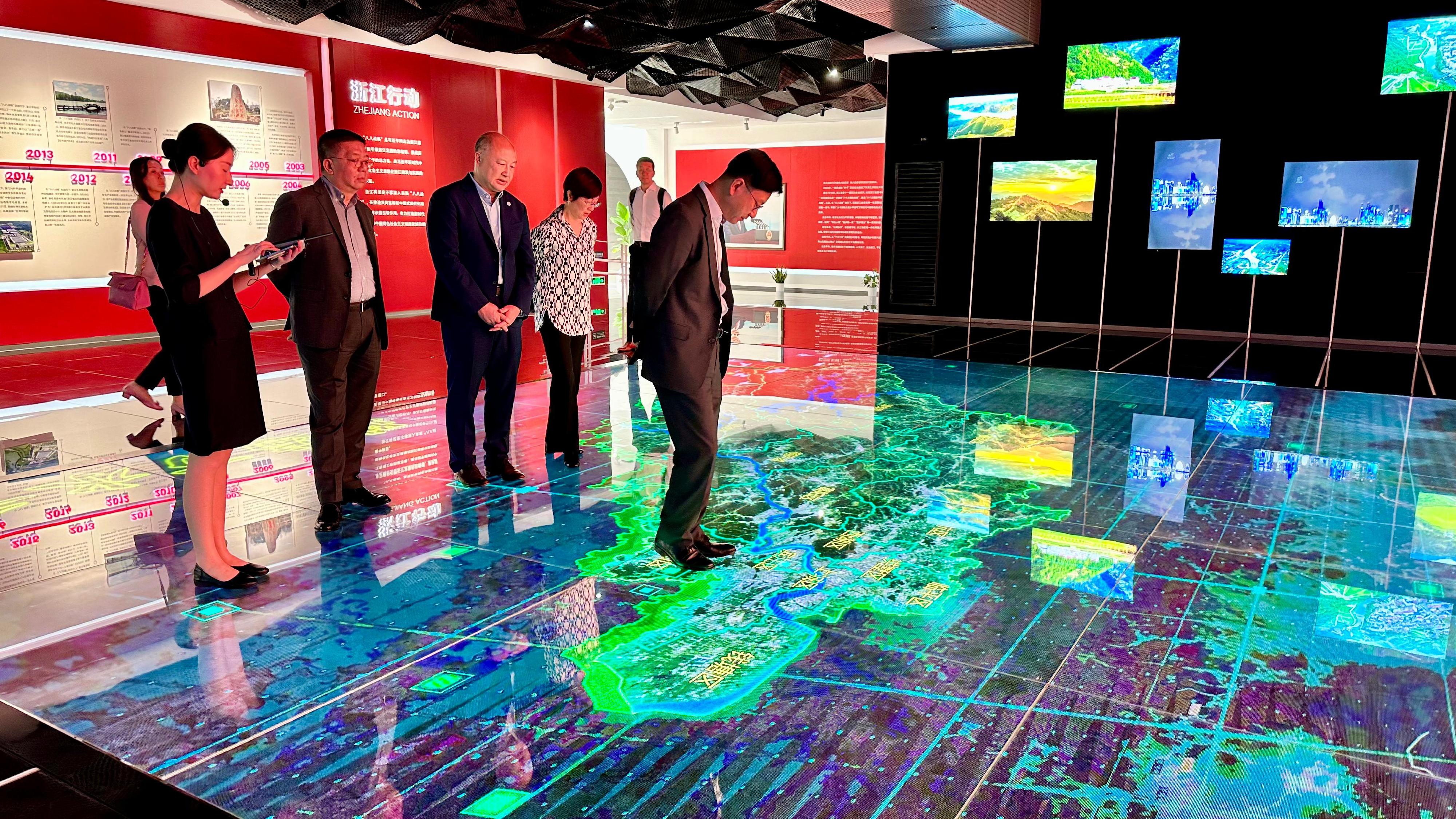 The Secretary for Labour and Welfare, Mr Chris Sun, concluded his visit to Hangzhou today (August 15). Photo shows Mr Sun (first right) and the delegation visiting the Hangzhou City Planning Exhibition Hall to have a better understanding of the planning and development of Hangzhou today.