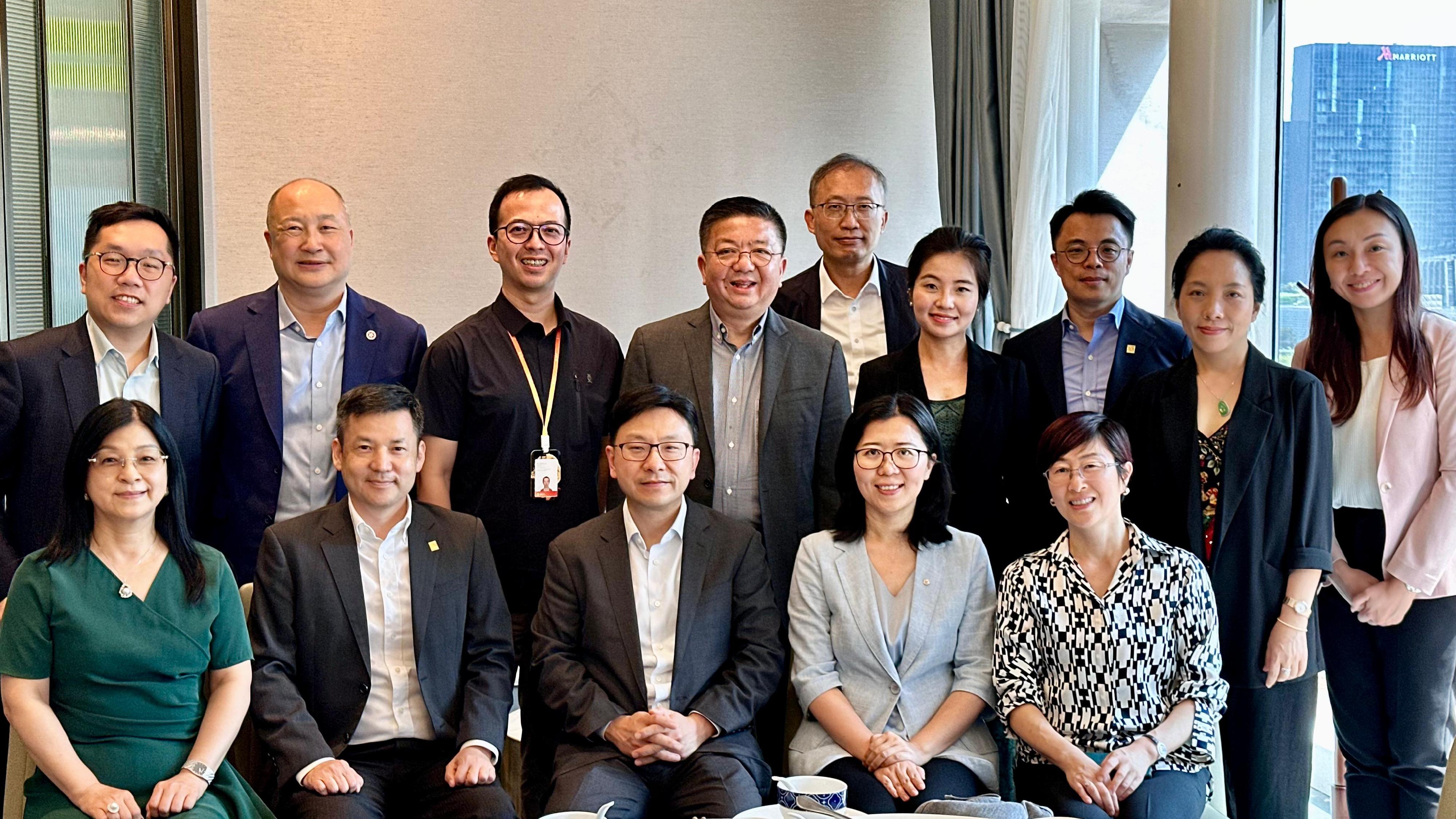 The Secretary for Labour and Welfare, Mr Chris Sun, concluded his visit to Hangzhou today (August 15). Photo shows Mr Sun (front row, centre) and the Director of Hong Kong Talent Engage, Mr Anthony Lau (back row, fourth left), meeting with Hong Kong people working in Hangzhou to learn more about their daily lives and to encourage them to promote Hong Kong's talent policies to local people today.