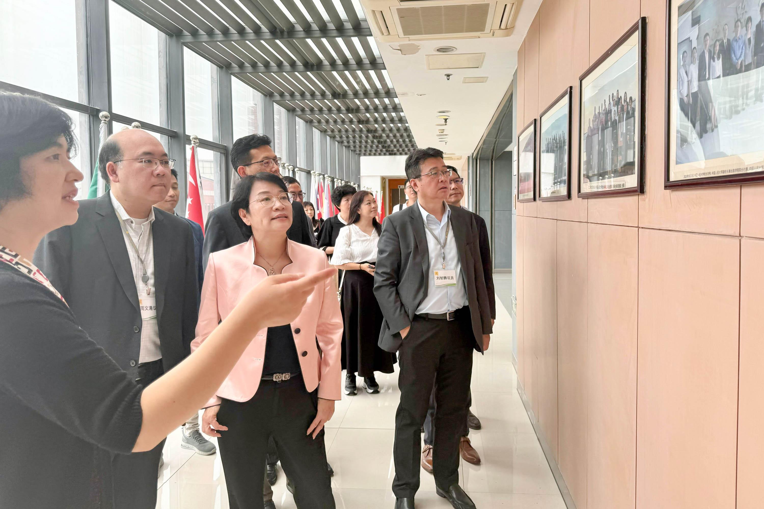 The delegation of the Legislative Council Panel on Education concludes its duty visit to Shanghai and Suzhou today (August 15). Photo shows the delegation visiting the Silk Road School of Renmin University of China (Suzhou).
