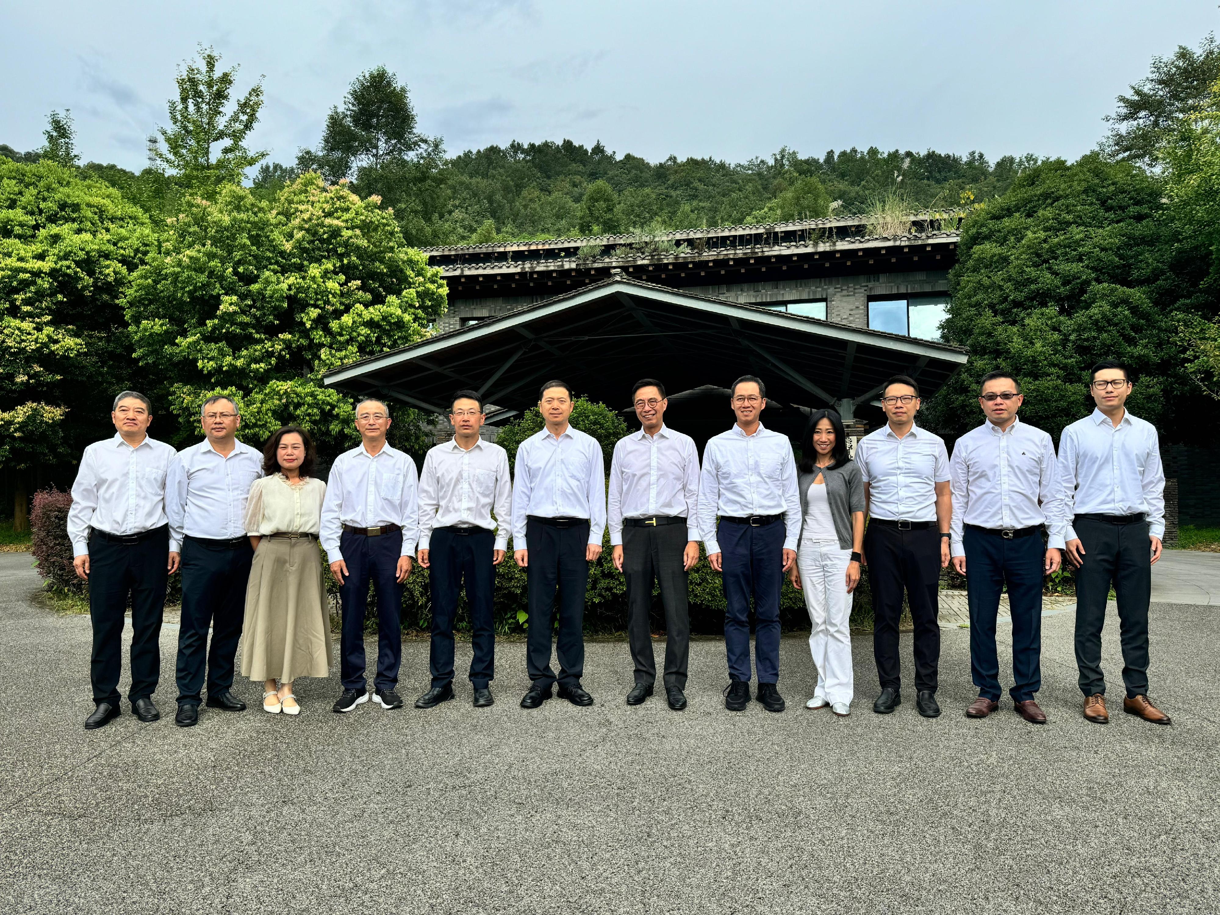 The Secretary for Culture, Sports and Tourism, Mr Kevin Yeung, started his visit to Sichuan yesterday (August 15). Photo shows Mr Yeung (sixth right); the Party Committee Secretary and Deputy Director of the China Conservation and Research Centre for the Giant Panda (CCRCGP), Mr Lu Yongbin (sixth left); Deputy Director of the CCRCGP Mr Li Desheng (fifth left); and the Chairman of the Ocean Park Hong Kong, Mr Paulo Pong (fifth right), today (August 16) visiting the Dujiangyan Base of the CCRCGP with the Director of the Hong Kong Economic and Trade Office in Chengdu, Mr Enoch Yuen (third right), representatives from Cathay Pacific Airways, and staff of the CCRCGP.