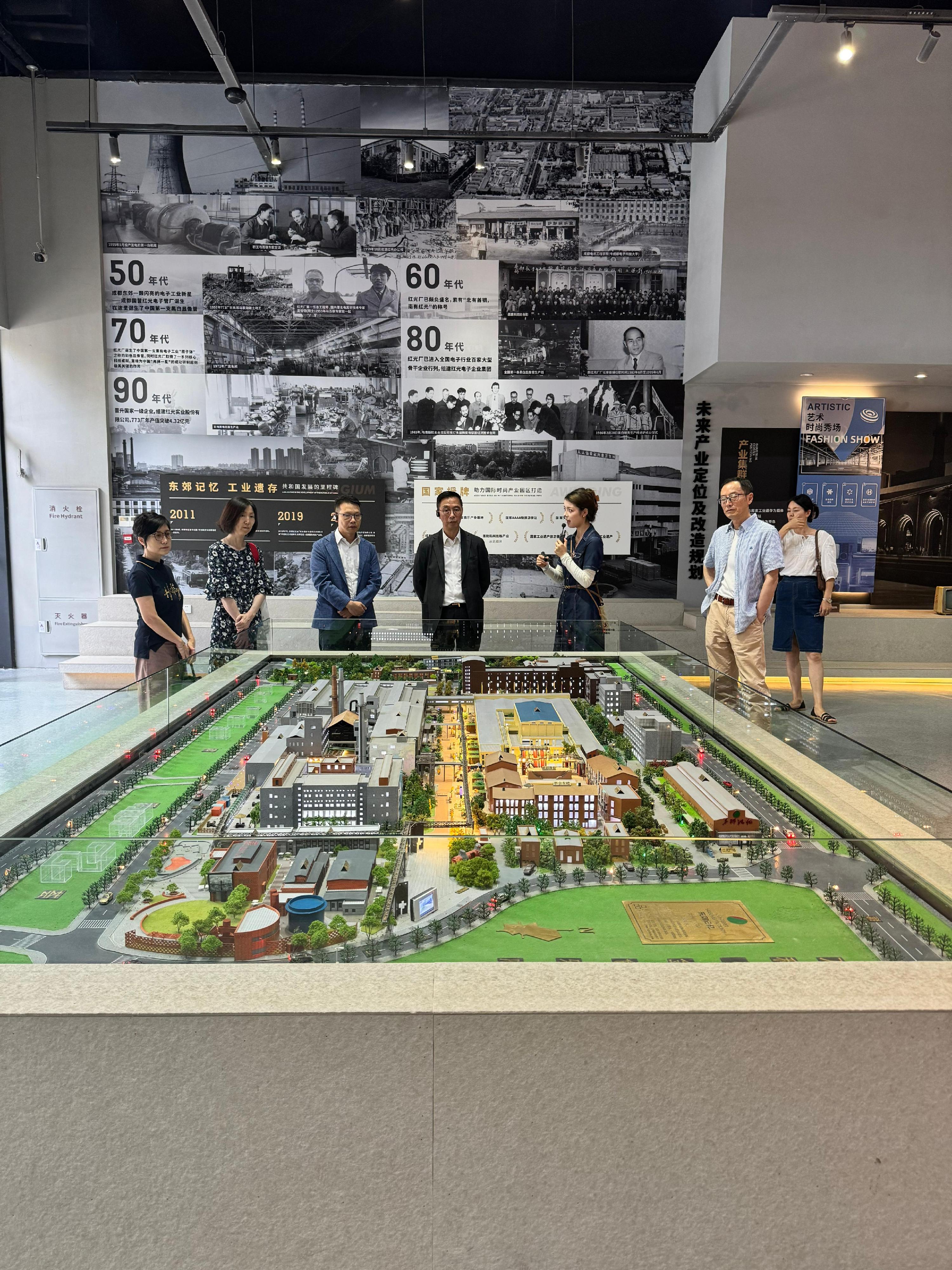 The Secretary for Culture, Sports and Tourism, Mr Kevin Yeung, started his visit to Sichuan yesterday (August 15). Photo shows Mr Yeung (centre) yesterday visiting the Eastern Suburb Memory, a zone for cultural and creative industries in downtown Chengdu, to learn about its operation and how it has been developed into an international stage for fashion and cultural industries.