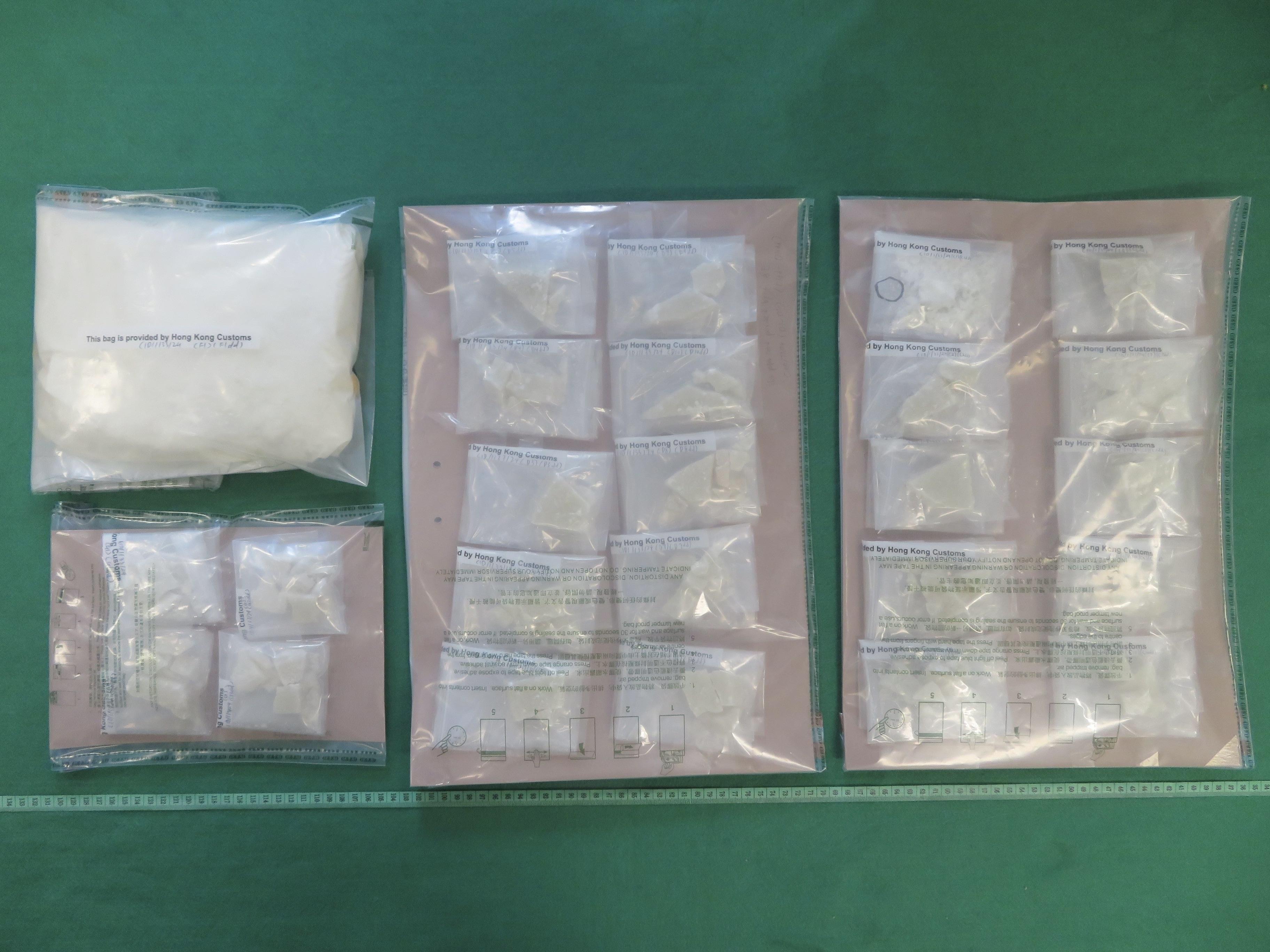 Hong Kong Customs yesterday (August 15) seized about 1 kilogram of suspected cocaine and 600 grams of suspected crack cocaine with a total estimated market value of about $1.5 million in Tai Kok Tsui. Photo shows the suspected cocaine and suspected crack cocaine seized.
