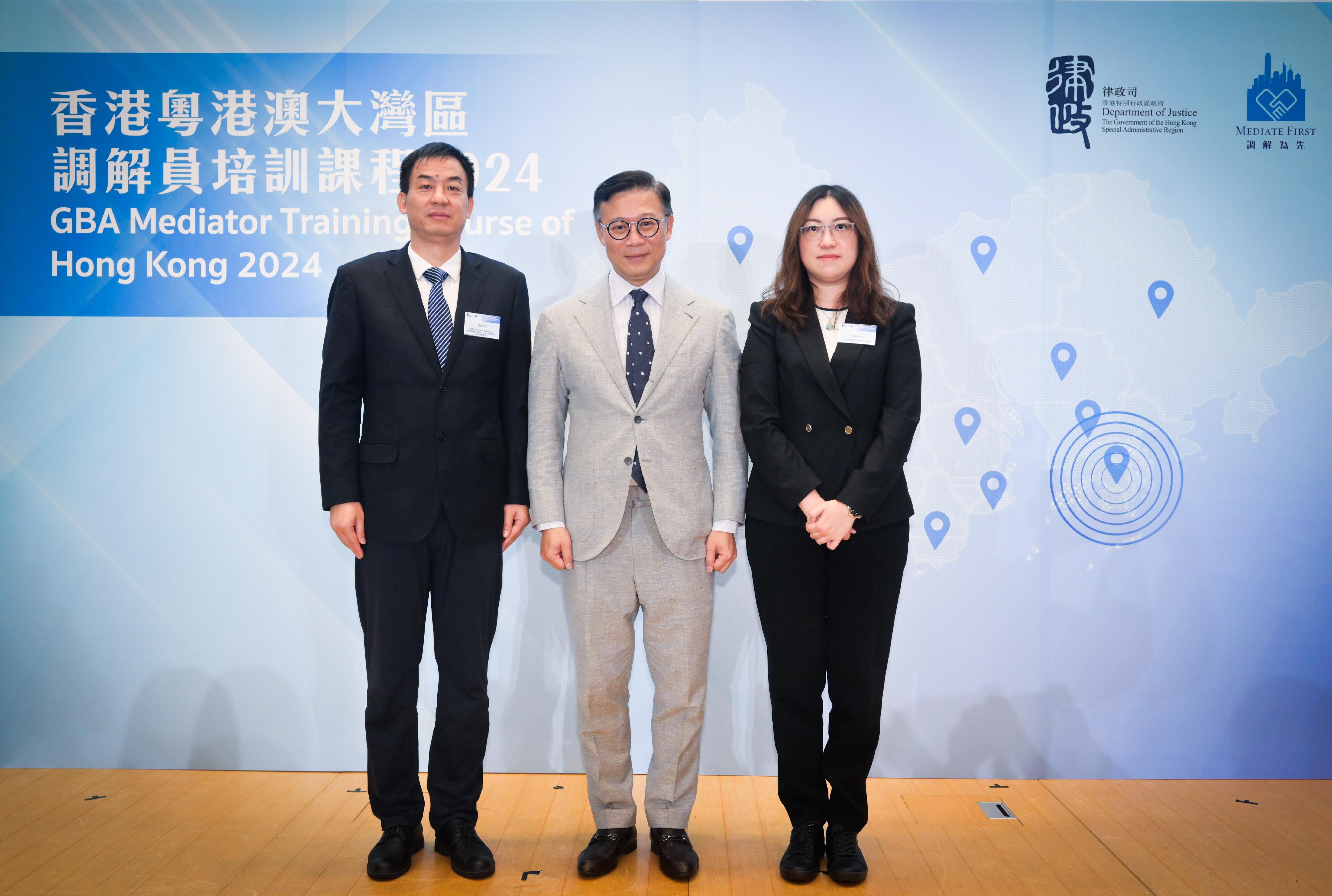 To promote the interface of the non-litigation dispute resolution services in the Guangdong-Hong Kong-Macao Greater Bay Area (GBA), the Department of Justice held the first GBA Mediator Training Course of Hong Kong today (August 16). Photo shows the Deputy Secretary for Justice, Mr Cheung Kwok-kwan (centre); the Secretary-General of the World Trade Center Macau Arbitration Center, Ms Rosita Vong (right); and the Executive Director and Director of the Zhuhai External Public Legal Service Center and Zhuhai-Hong Kong-Macao (External) Public Legal Service Center of Hengqin, Mr Wu Zhen (left), at the opening ceremony of the training course.

