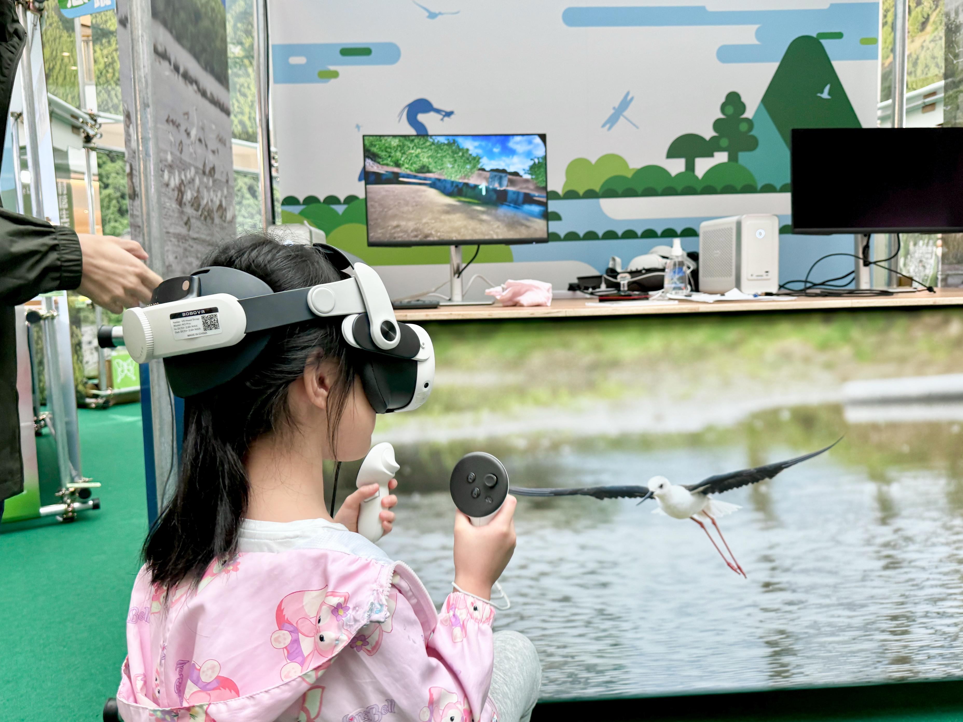 Organised by the Countryside Conservation Office of the Environment and Ecology Bureau, the National Ecology Day Thematic Exhibition entitled "Discovering Ecological Wonders" was launched today (August 16). Members of the public can participate in various interactive games, including virtual reality games that take visitors to wetlands, so as to enrich their understanding of biodiversity. 