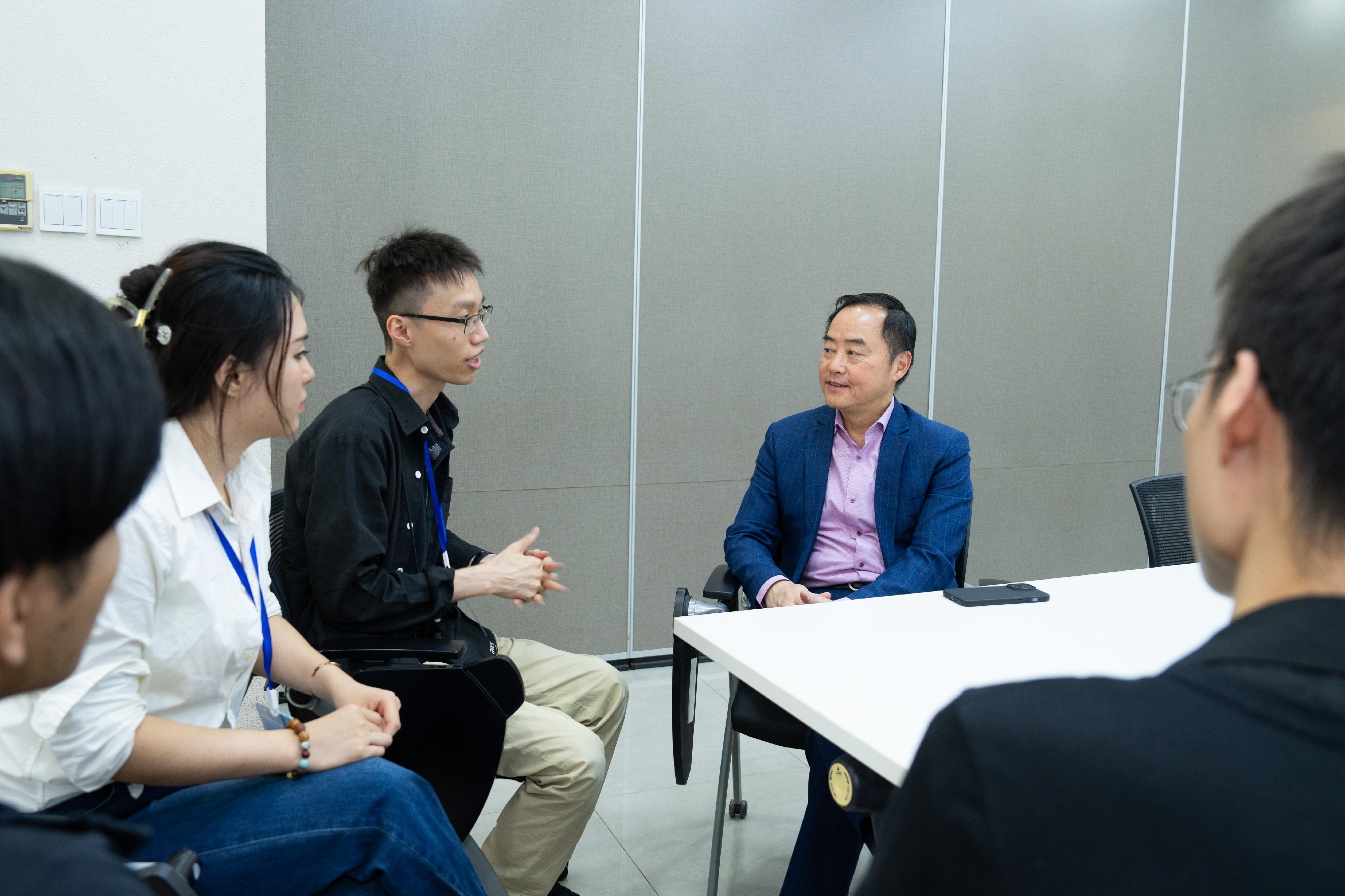 The Commissioner for Digital Policy, Mr Tony Wong (first right), offers his blessings to the Hong Kong teams at the Final Judging of the Hong Kong/Shanghai Co-operation Open Data Challenge 2024 in Shanghai yesterday (August 15).