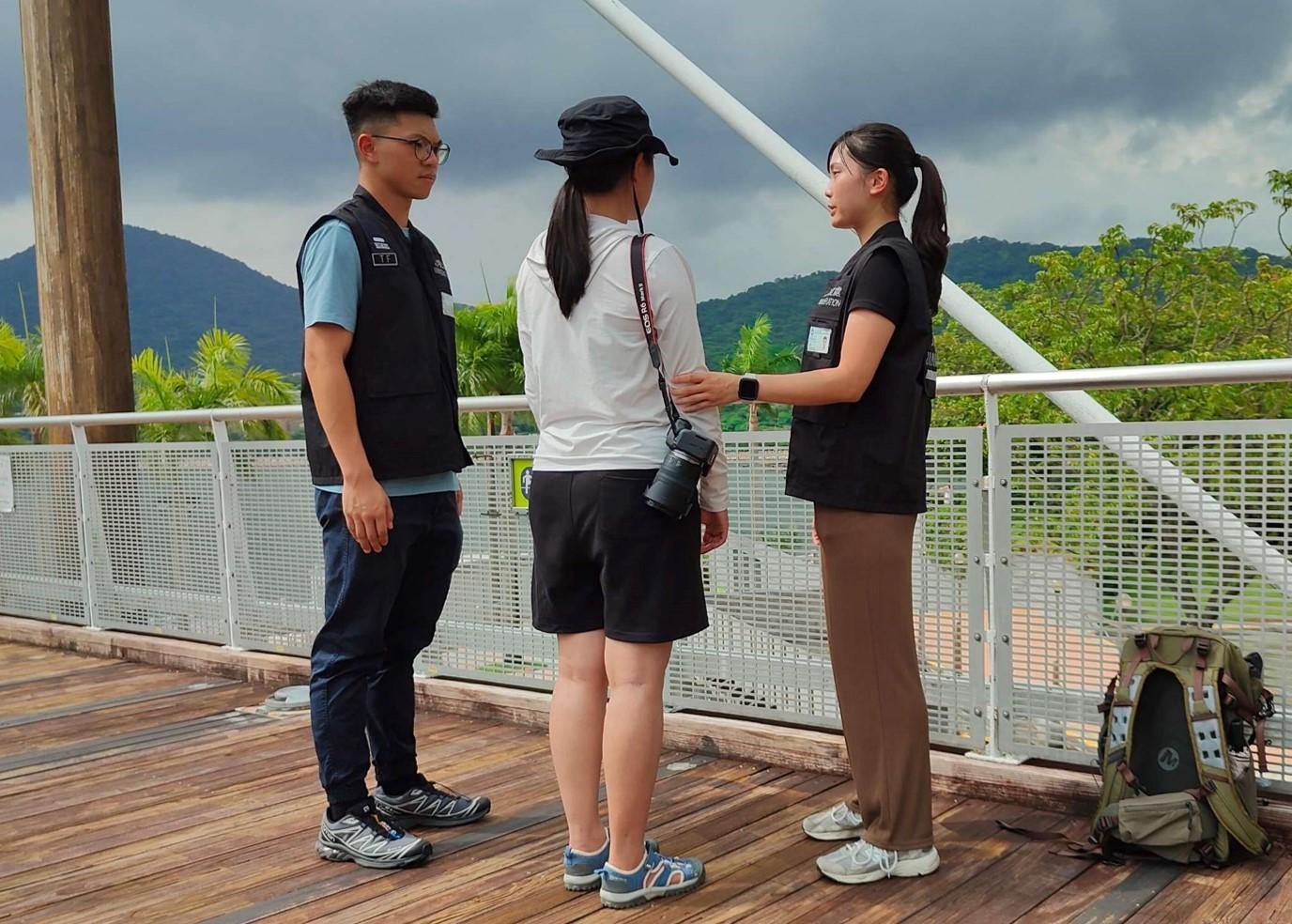 The Immigration Department mounted an anti-illegal worker operation to combat Mainland visitors providing illegal photography services for two consecutive days on August 14 and yesterday (August 15). Photo shows a suspected illegal worker arrested during an operation.