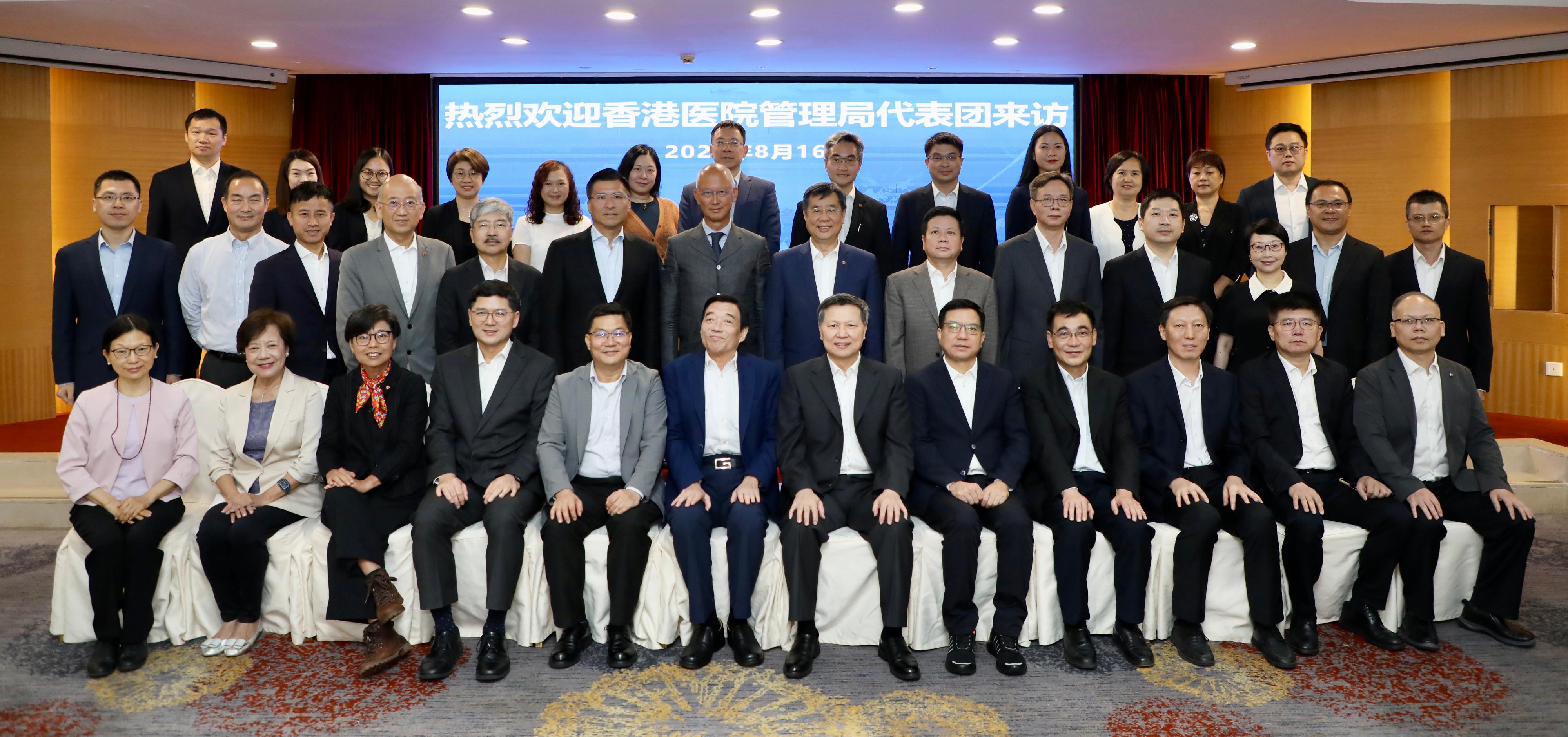 The Hospital Authority Chairman, Mr Henry Fan, led a delegation to call on the Health Commission of Guangdong Province yesterday (August 16). Photo shows Mr Fan (first row, sixth left); Deputy Director General of the Health Commission of Guangdong Province Mr Huang Fei (first row, sixth right), and other attendees of the meeting.

