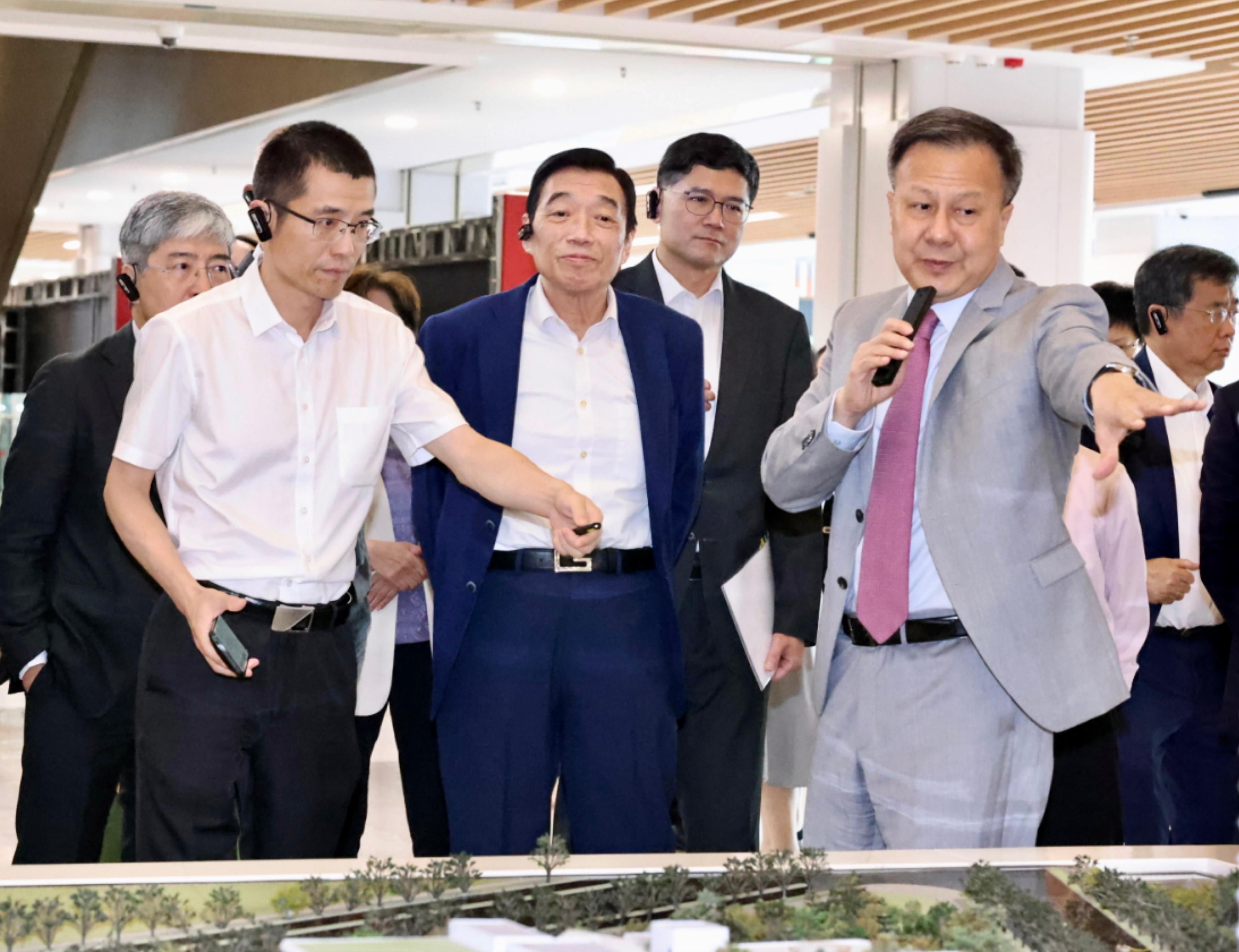 The Hospital Authority Chairman, Mr Henry Fan, led a delegation to visit the Nansha Division of the First Affiliated Hospital, Sun Yat-sen University in Guangzhou yesterday (August 16). Photo shows Mr Fan (third left) and the Chief Executive of the Hospital Authority, Dr Tony Ko (fourth left), learning about the latest development of the hospital from the President of the First Affiliated Hospital, Sun Yat-sen University, Professor Xiao Haipeng (fifth left).

