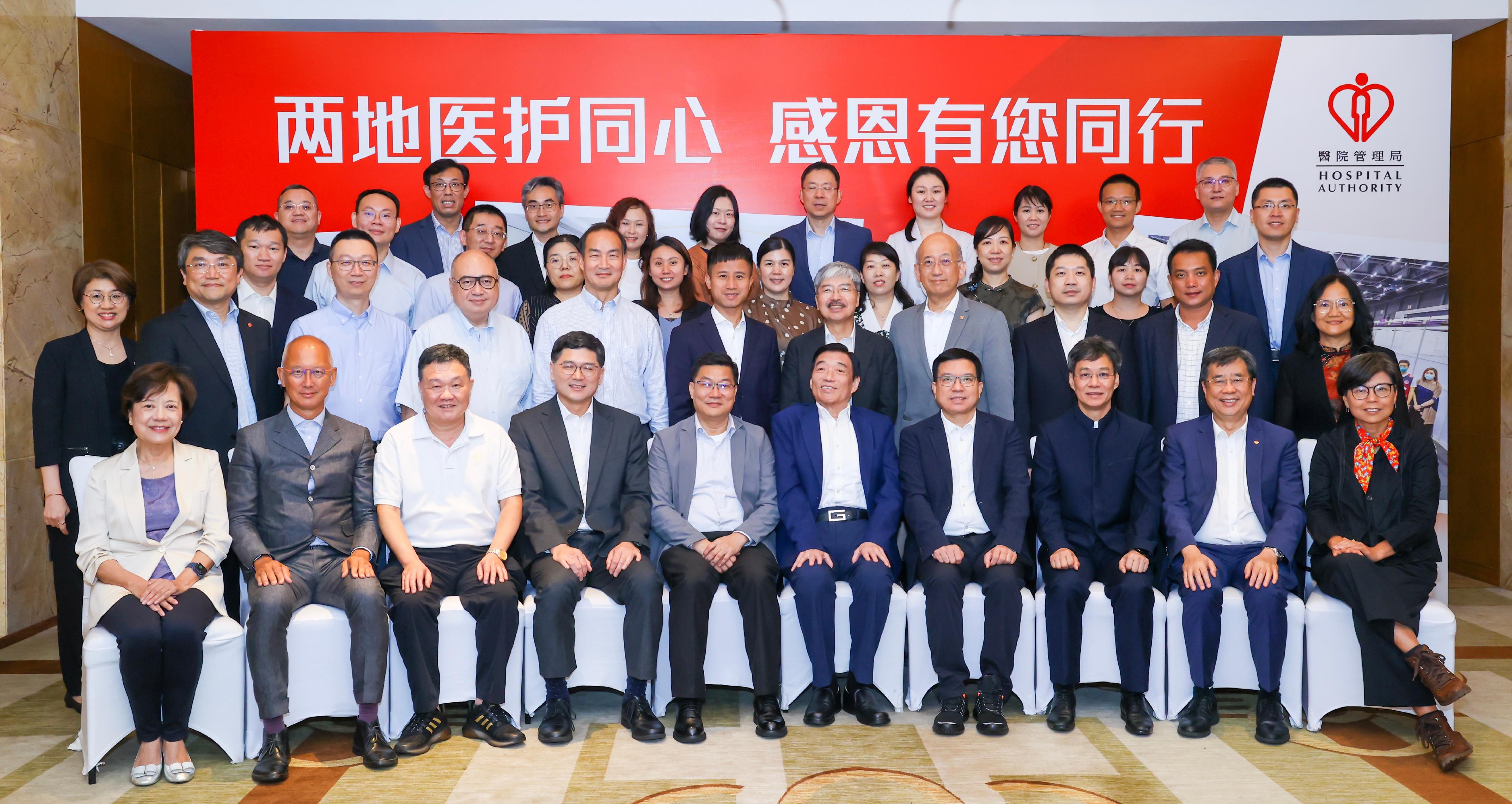 The Hospital Authority Chairman, Mr Henry Fan (first row, fifth right), led a delegation to meet in Guangzhou yesterday (August 16) with the medical expert delegation and the medical support team that came to Hong Kong to assist in the fight against the COVID-19 epidemic. Mr Fan once again expressed gratitude for their selfless dedication during the COVID-19 epidemic. 

 

