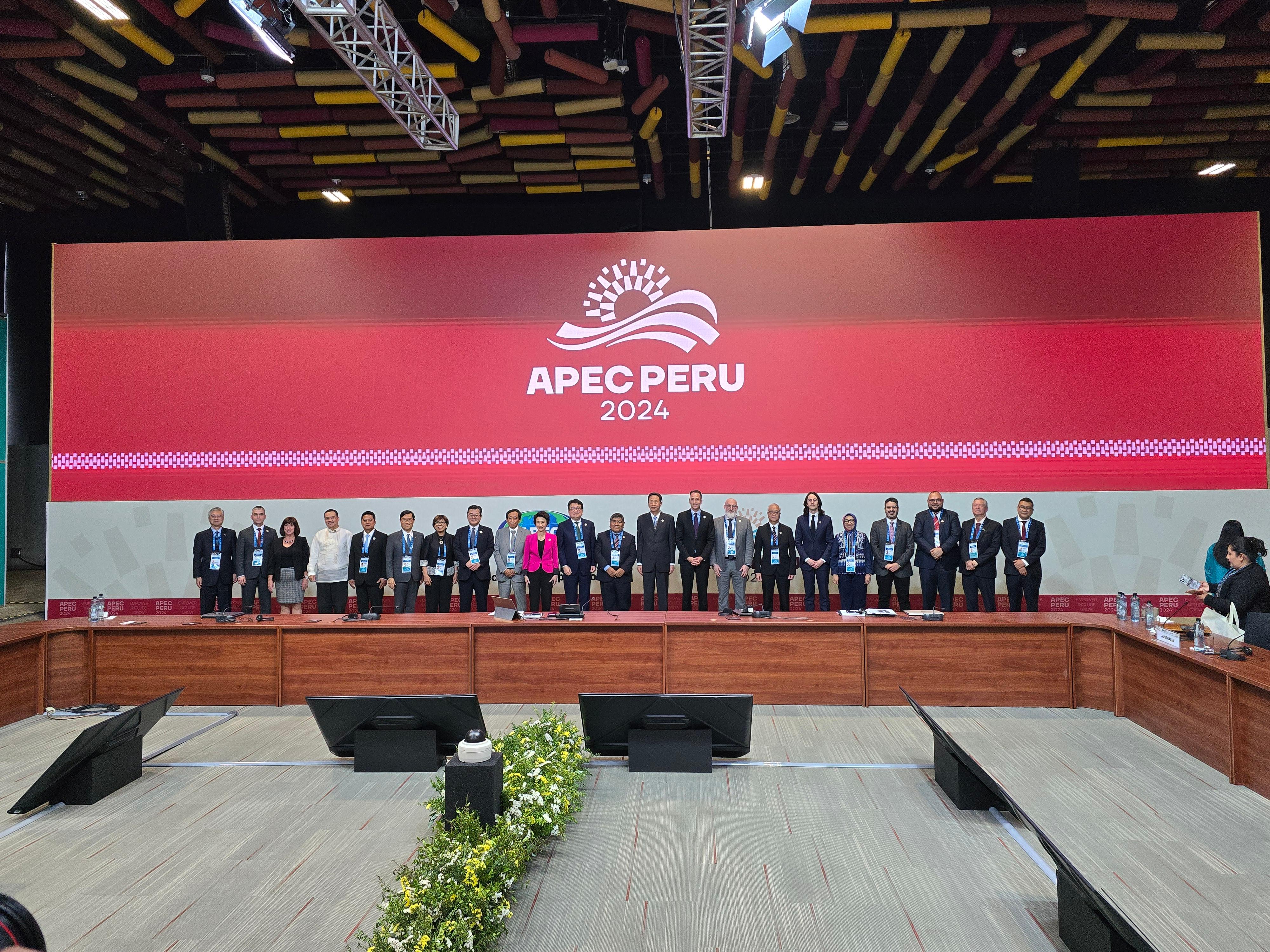 The Secretary for Environment and Ecology, Mr Tse Chin-wan, attended the Asia-Pacific Economic Cooperation (APEC) Energy Ministerial Meeting held in Lima, Peru on August 16 (Peru time). Photo shows Mr Tse (seventh right) with energy ministers or their representatives from APEC member economies.