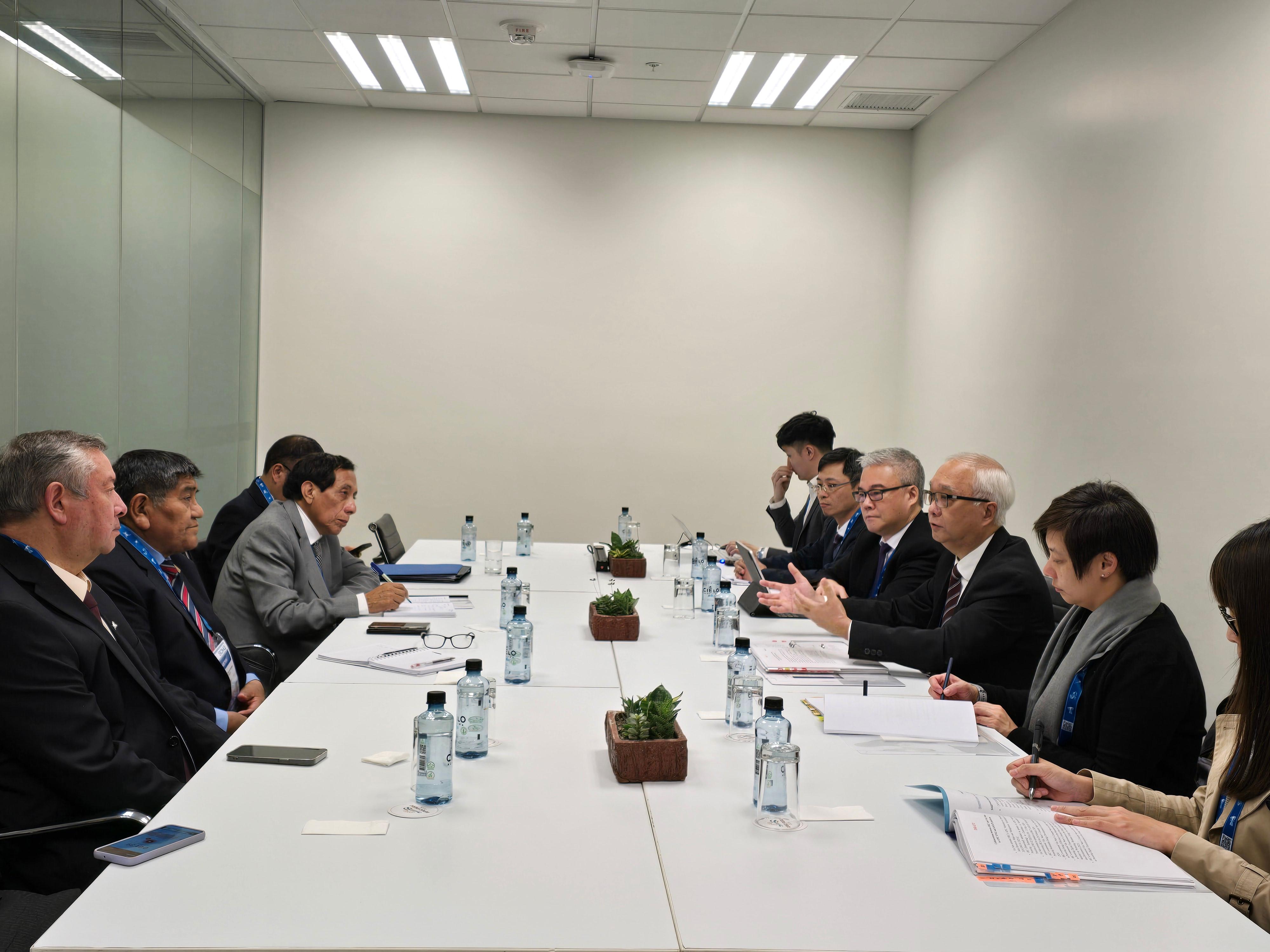 The Secretary for Environment and Ecology, Mr Tse Chin-wan, attended the Asia-Pacific Economic Cooperation Energy Ministerial Meeting (EMM) held in Lima, Peru on August 16 (Peru time). Photo shows Mr Tse (third right) and the Director of Electrical and Mechanical Services, Mr Poon Kwok-ying (fourth right), exchanging views on issues such as energy transition, decarbonisation and hydrogen development during a bilateral meeting with Minister of Energy and Mines of Peru, Mr Rómulo Mucho (second left).