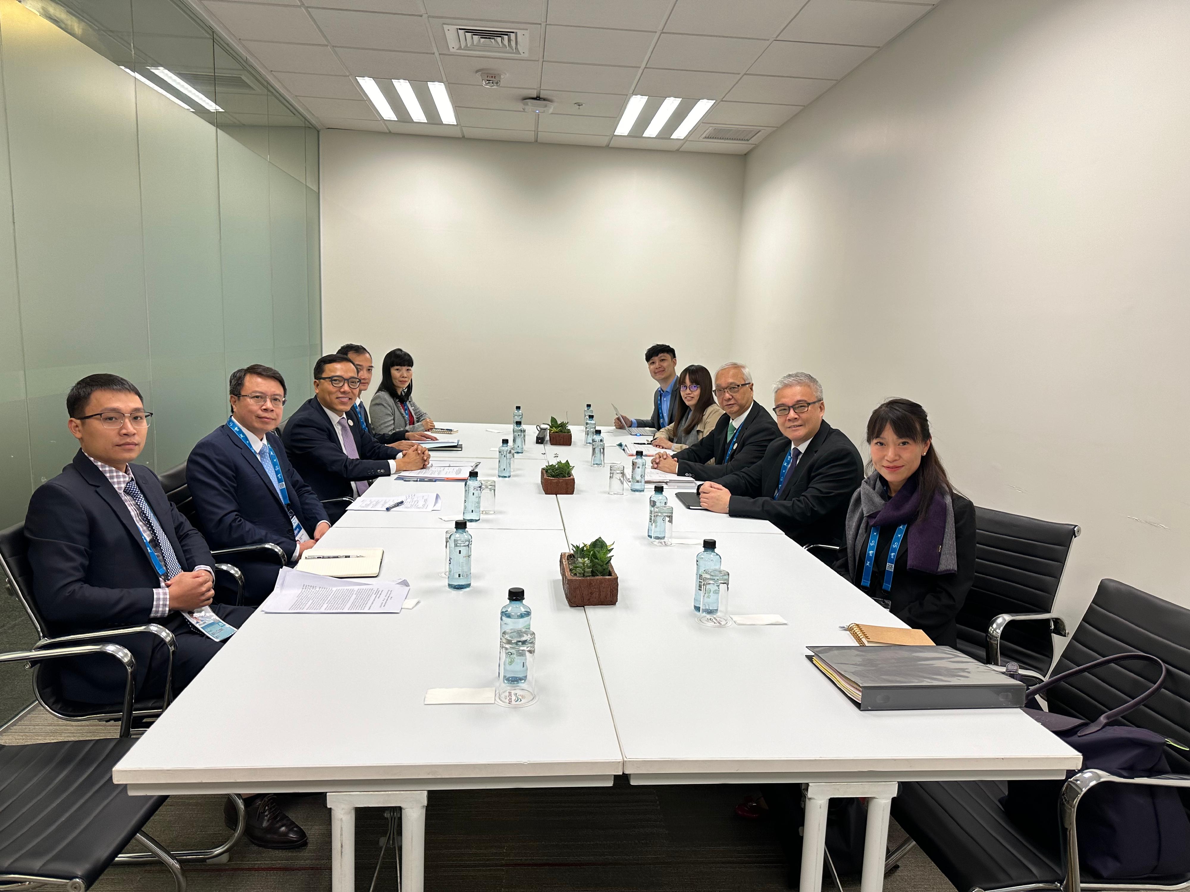 The Secretary for Environment and Ecology, Mr Tse Chin-wan, attended the Asia-Pacific Economic Cooperation Energy Ministerial Meeting held in Lima, Peru on August 15 (Peru time). Photo shows Mr Tse (third right) and the Director of Electrical and Mechanical Services, Mr Poon Kwok-ying (second right), exchanging views on issues such as energy transition, decarbonisation and hydrogen development during a bilateral meeting with the Deputy Minister of Industry and Trade of Vietnam, Mr Nguyen Hoang Long (third left).