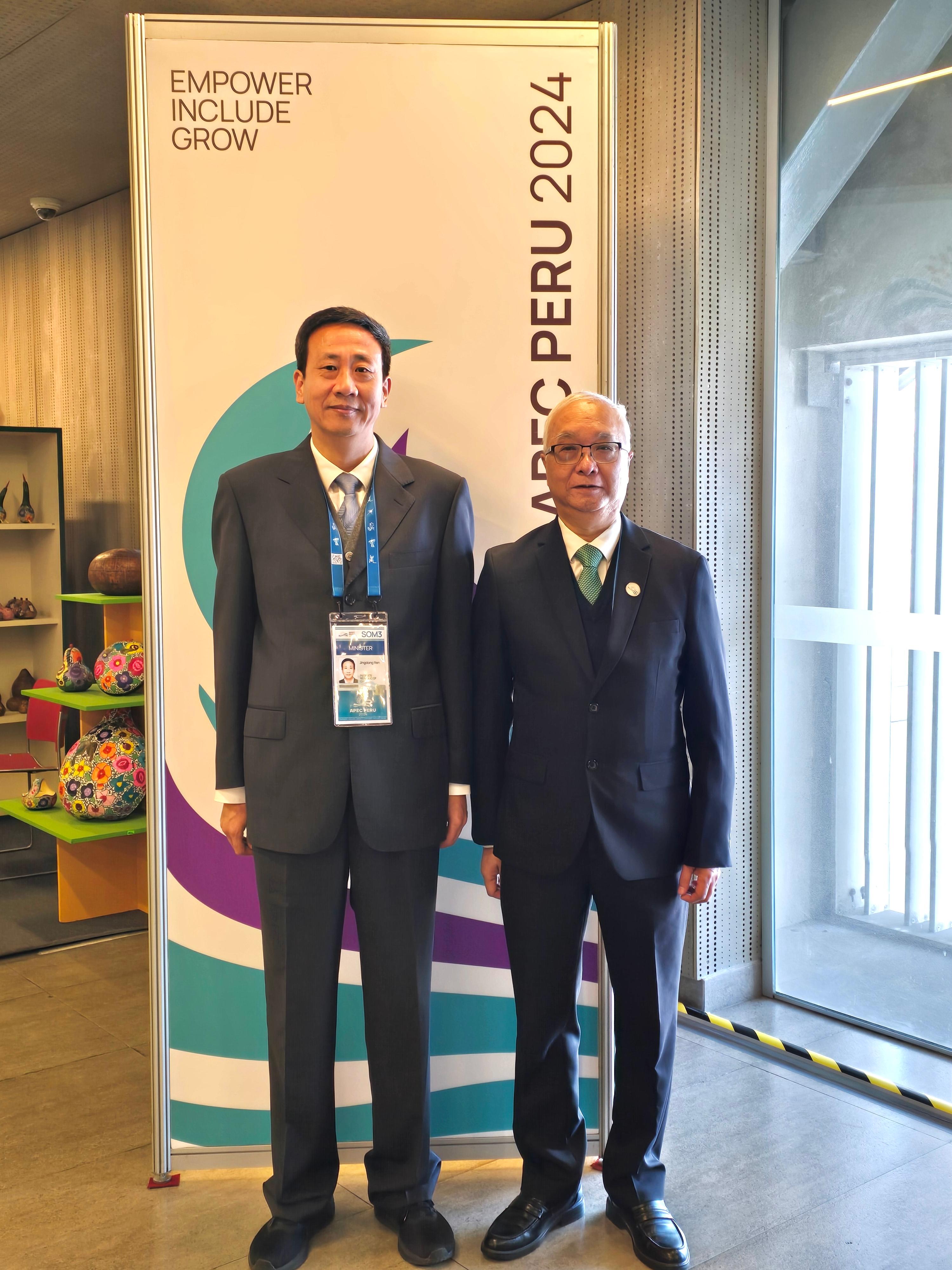 The Secretary for Environment and Ecology, Mr Tse Chin-wan, attended the Asia-Pacific Economic Cooperation Energy Ministerial Meeting held in Lima, Peru on August 15 (Peru time). Photo shows Mr Tse (right) meeting with the Deputy Director of the National Energy Administration, Mr Ren Jingdong (left), to exchange views on strengthening regional co-operation.