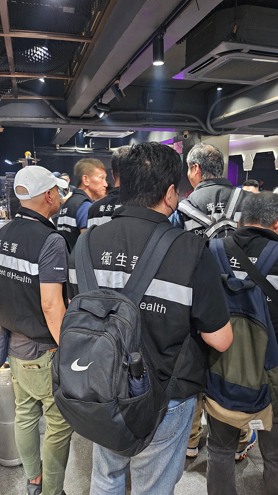 The Tobacco and Alcohol Control Office (TACO) of the Department of Health conducted an enforcement operation against illegal waterpipe smoking activities in no smoking areas in Tsim Sha Tsui District yesterday night (August 16). Photo shows officers from TACO taking enforcement action inside a bar.
