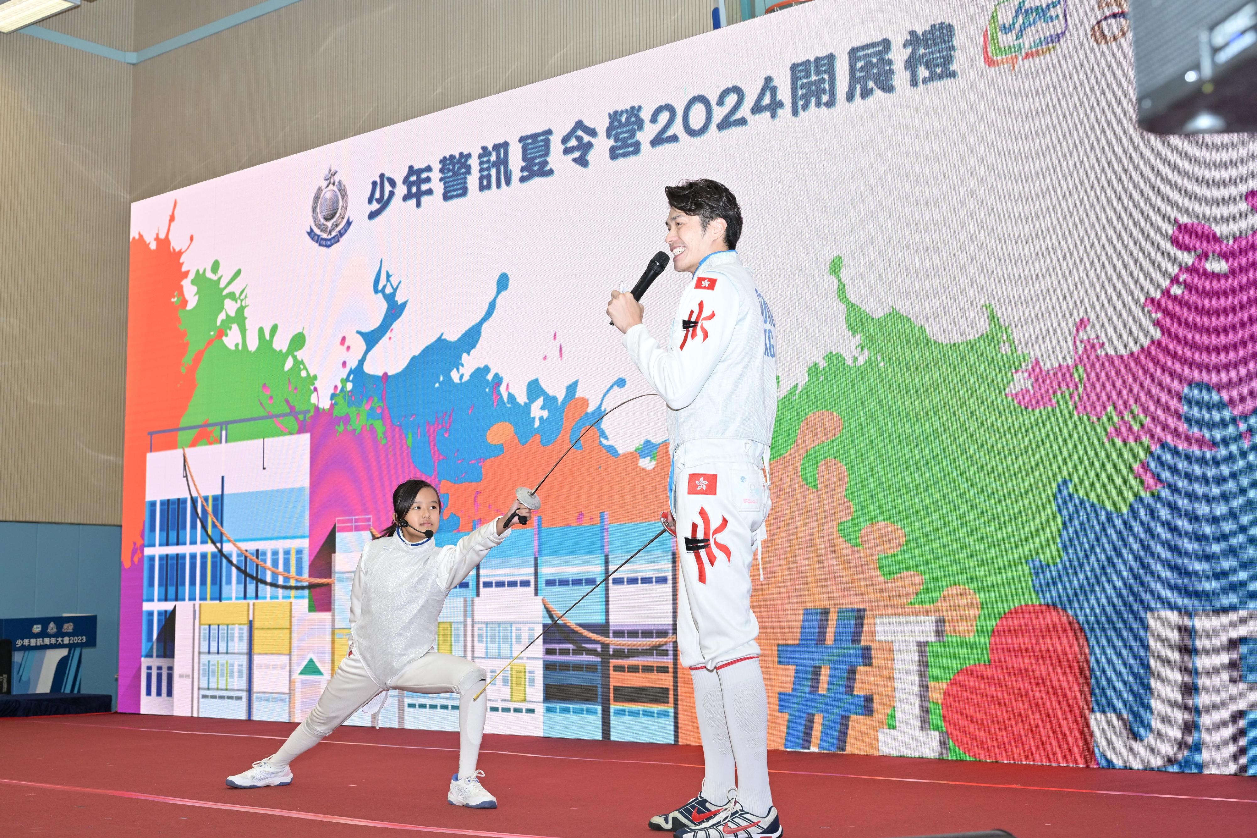 「少年警訊夏令營2024」開展禮今日（八月十七日）舉行。前香港劍擊代表隊成員張小倫向一眾嘉賓分享劍擊心得，並與少訊會員示範揮劍技巧。