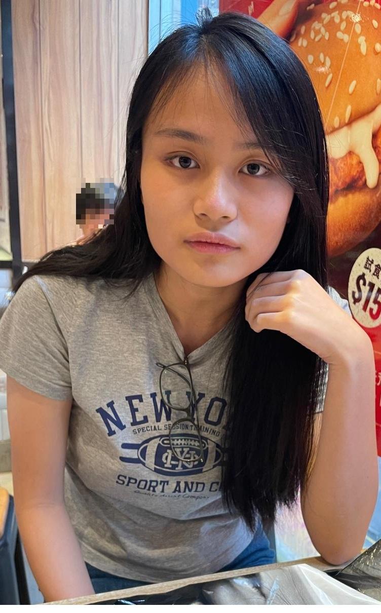 Tam Lok-yiu, aged 17, is about 1.75 metres tall, 60 kilograms in weight and of medium build. She has a square face with yellow complexion and long black hair. She was last seen wearing a brown short-sleeved T-shirt, blue denim shorts and white shoes.