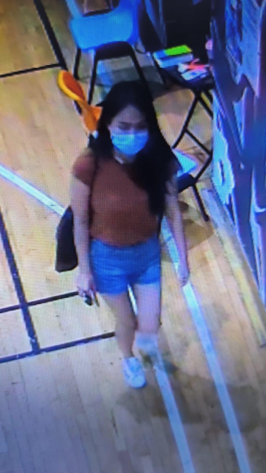 Tam Lok-yiu, aged 17, is about 1.75 metres tall, 60 kilograms in weight and of medium build. She has a square face with yellow complexion and long black hair. She was last seen wearing a brown short-sleeved T-shirt, blue denim shorts and white shoes.