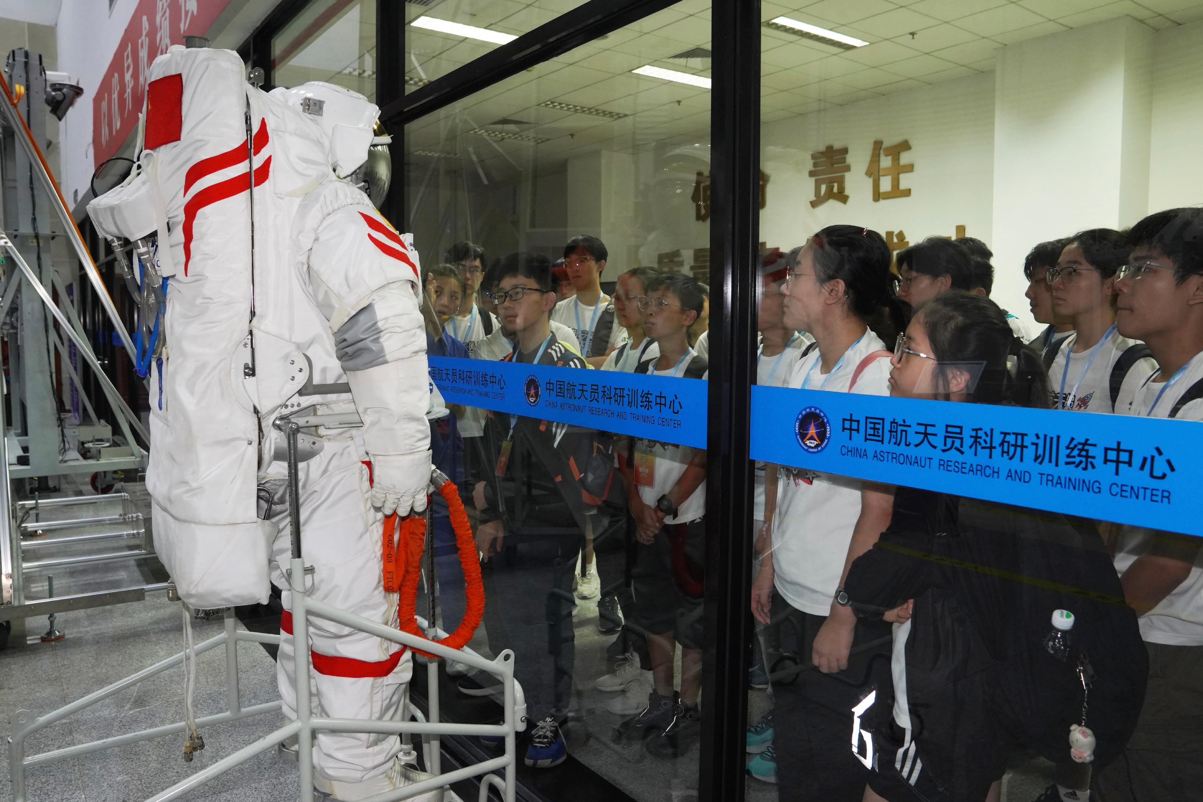 Students of the Young Astronaut Training Camp 2024 have just completed their nine-day training camp in Beijing, Wenchang of Hainan Province and Jiuquan. They were presented with certificates at a sharing session held at the Hong Kong Space Museum today (August 20). Photo shows the students visiting the China Astronaut Research and Training Center.