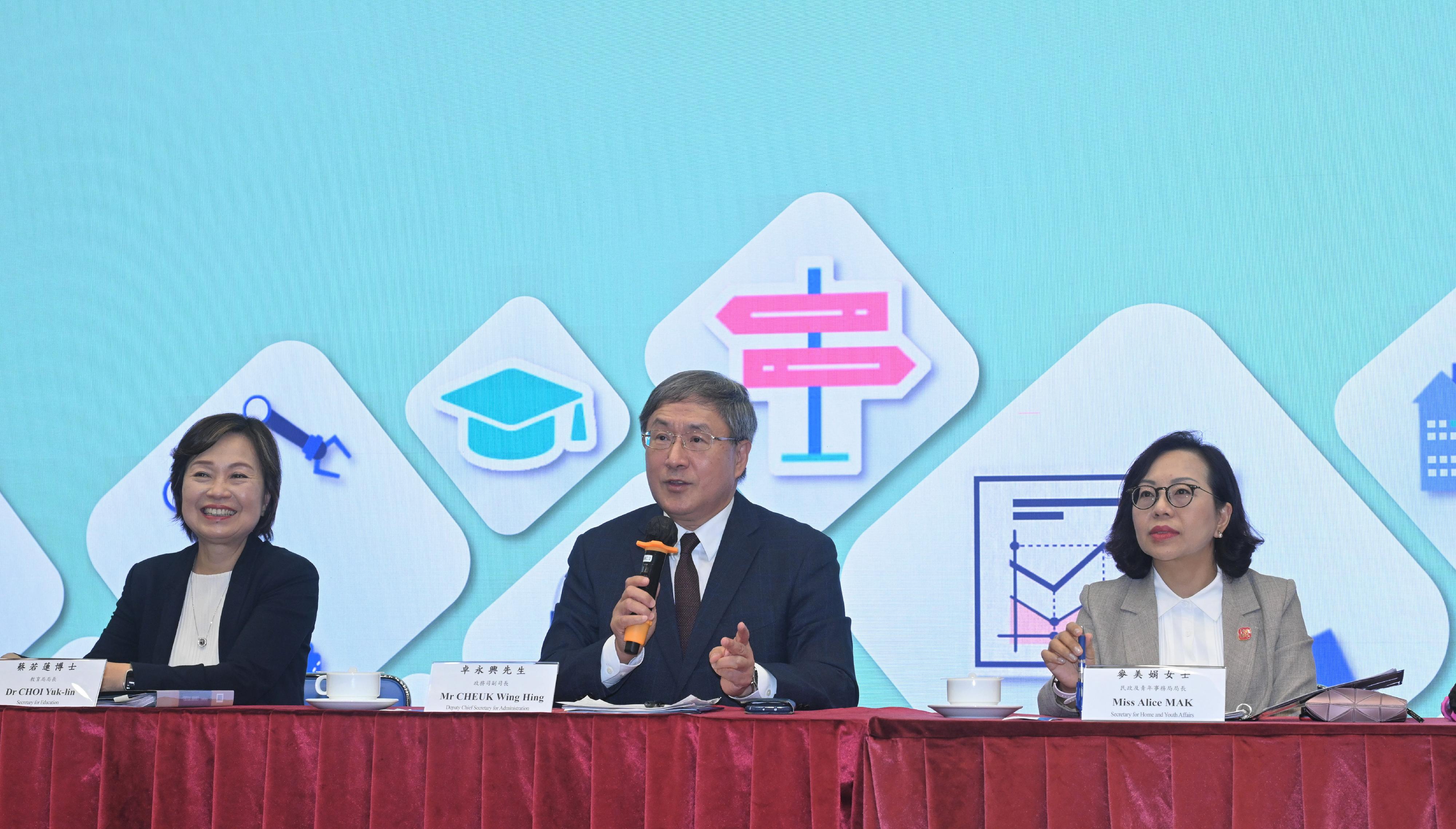 The Deputy Chief Secretary for Administration, Mr Cheuk Wing-hing, attended a 2024 Policy Address consultation session today (August 20) to listen to the views and suggestions of post-secondary students on the upcoming Policy Address. Photo shows Mr Cheuk (centre) sharing his views with the students at the consultation session. Looking on are the Secretary for Education, Dr Choi Yuk-lin (left), and the Secretary for Home and Youth Affairs, Miss Alice Mak (right).
