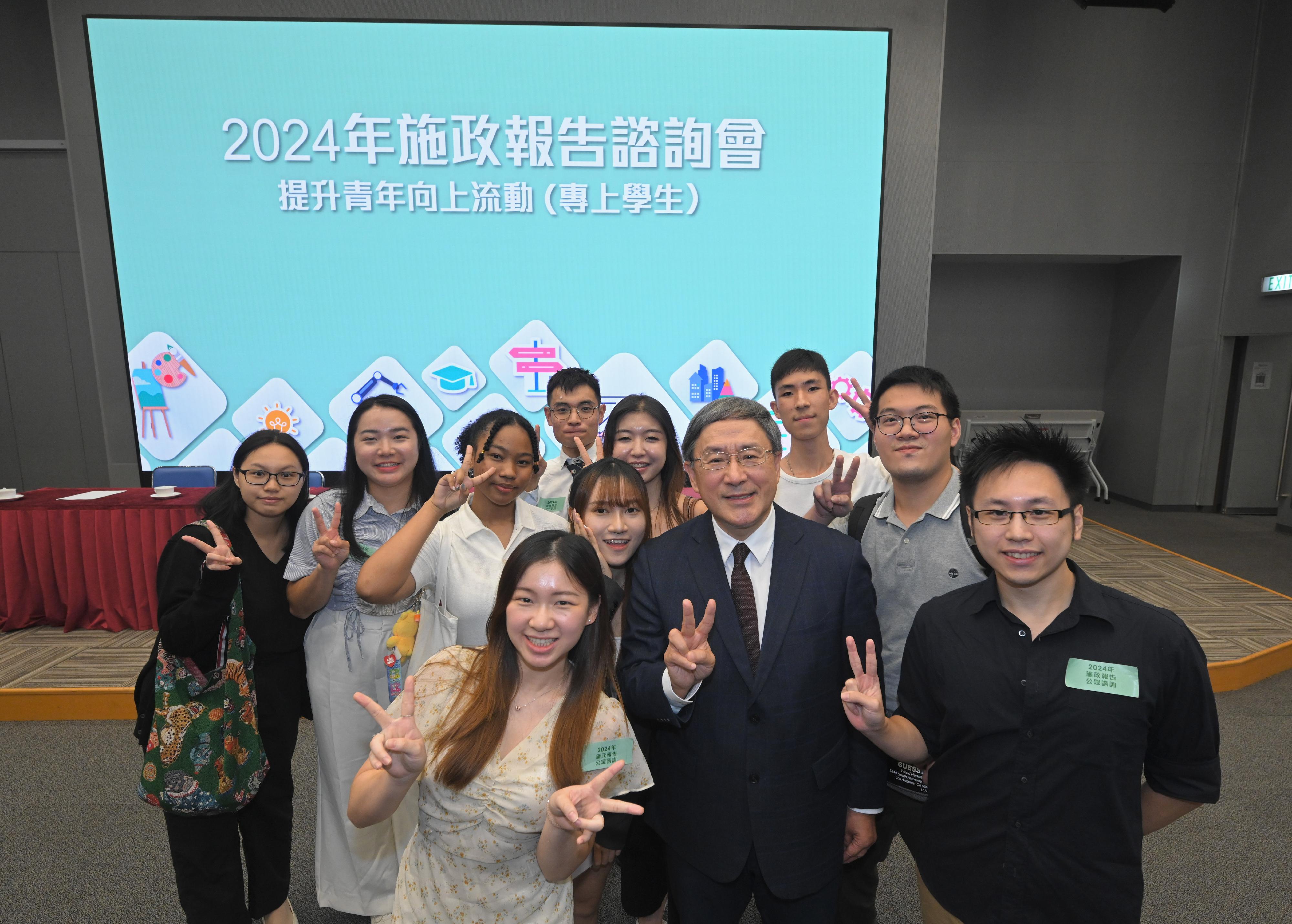 The Deputy Chief Secretary for Administration, Mr Cheuk Wing-hing, joins a group photo with post-secondary students attending the 2024 Policy Address consultation session today (August 20).