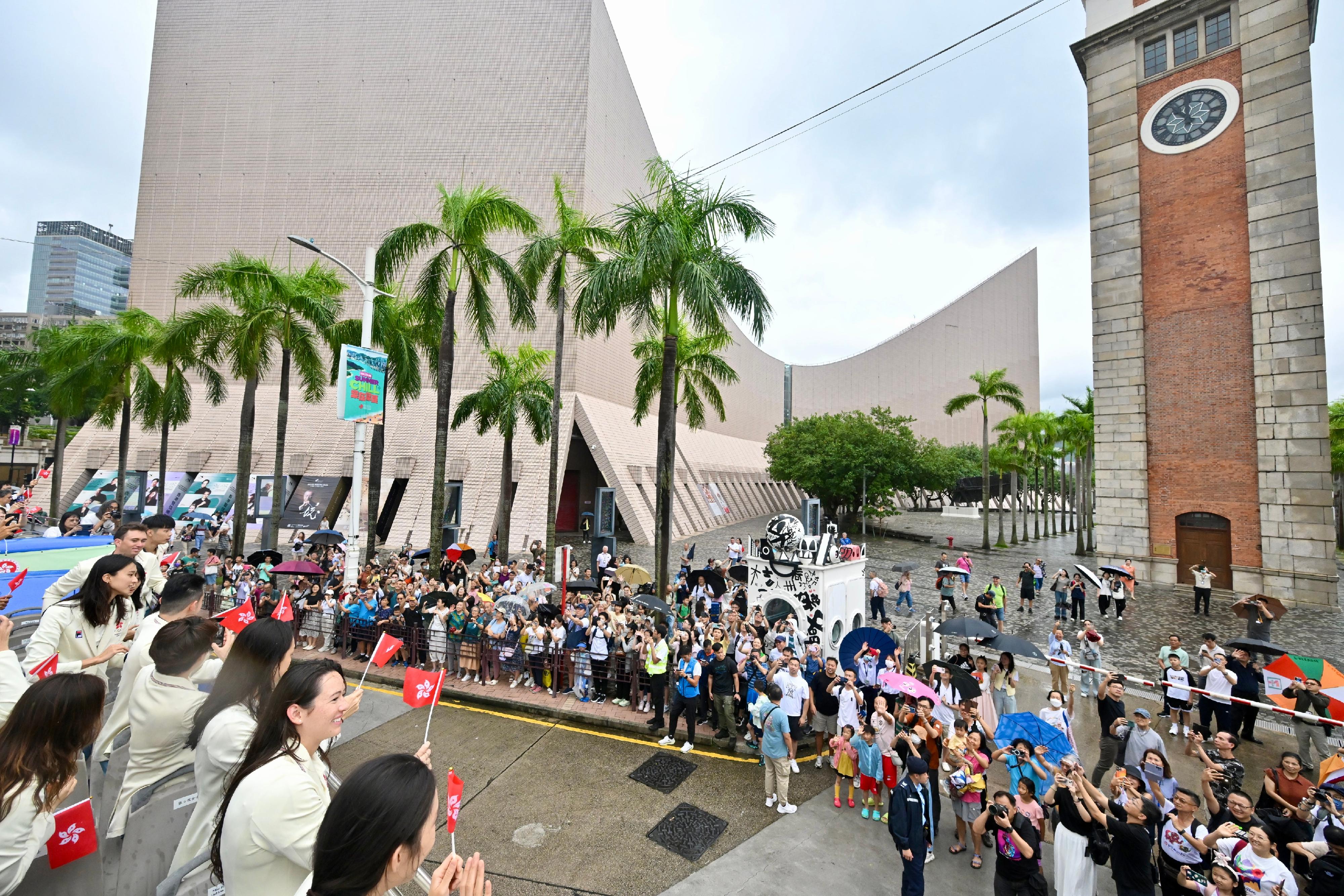 The Hong Kong Special Administrative Region Government and the Sports Federation & Olympic Committee of Hong Kong, China arranged a bus parade and Welcome Home Reception today (August 21) for the Hong Kong, China Delegation to the 2024 Paris Olympic Games. Photo shows coaches and other Delegation members in the bus parade waving at members of the public along the parade route.