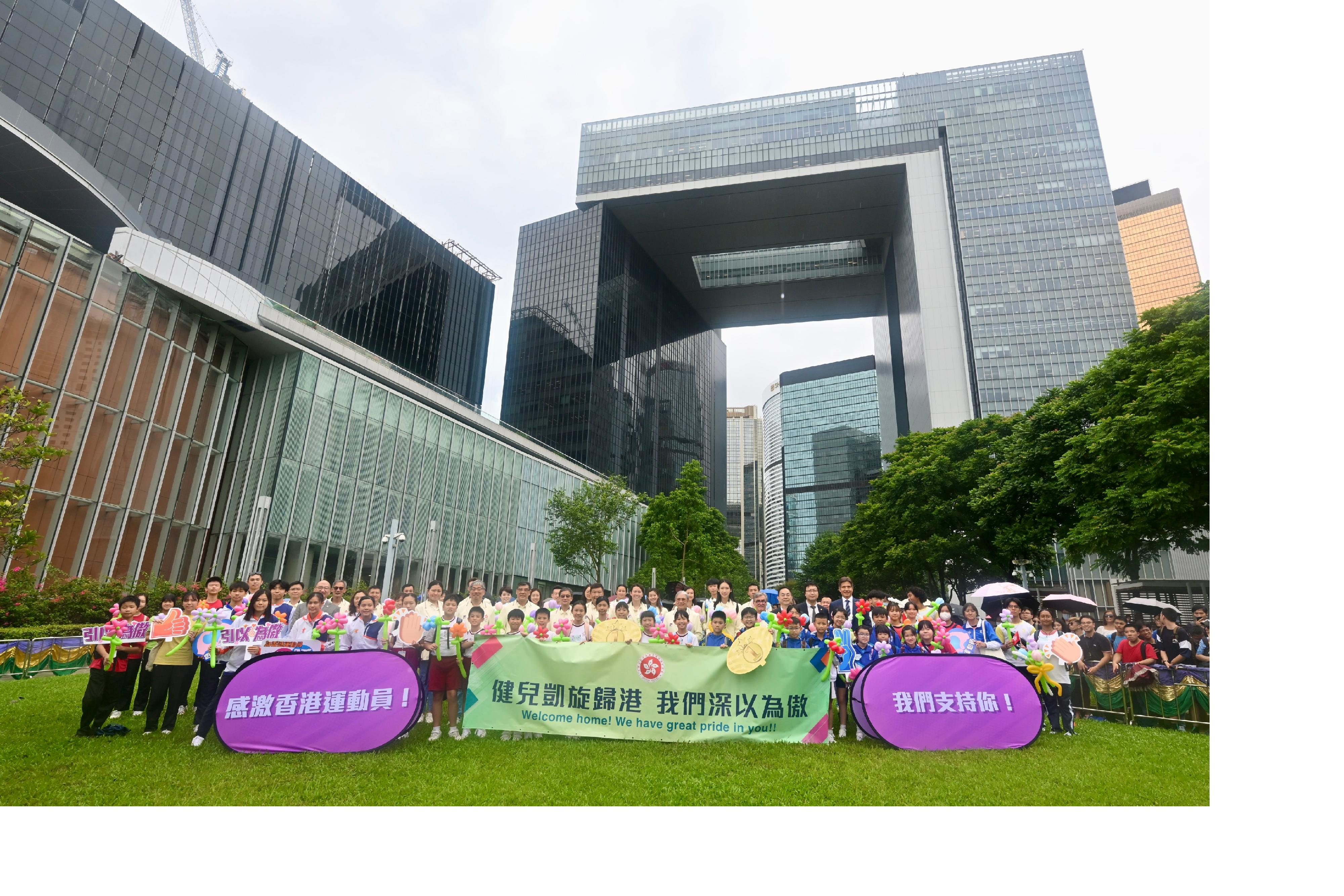 The Hong Kong Special Administrative Region Government and the Sports Federation & Olympic Committee of Hong Kong, China arranged a bus parade and Welcome Home Reception today (August 21) for the Hong Kong, China Delegation to the 2024 Paris Olympic Games. Photo shows the athletes with students participating in the exchange activity at Tamar Park.
