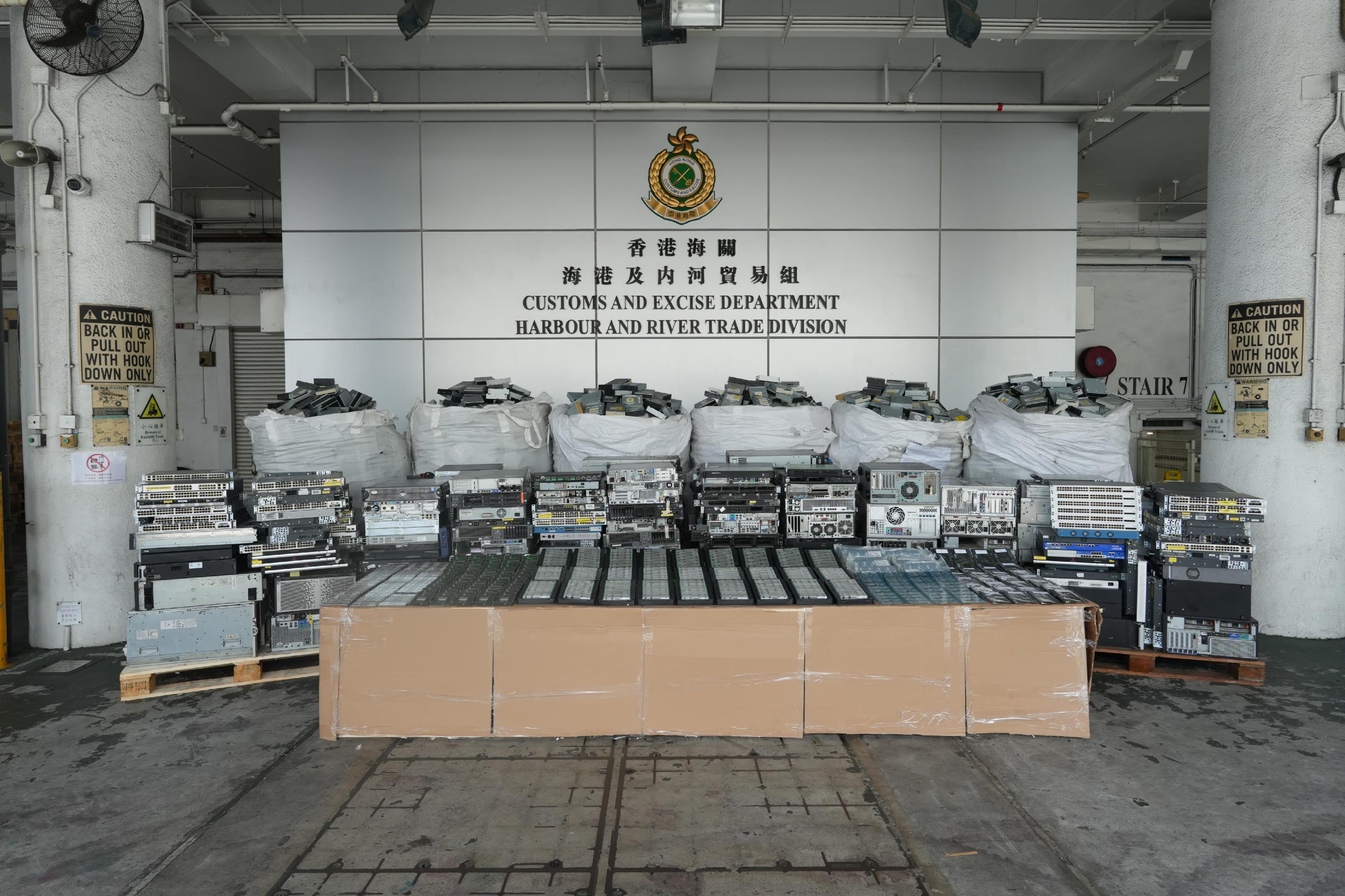 Hong Kong Customs on August 14 detected a suspected case of using an ocean-going vessel to smuggle goods to Malaysia at the Kwai Chung Container Terminals. A large batch of suspected smuggled electronic components and computer products, with a total estimated market value of about $50 million, was seized. Photo shows the suspected smuggled goods seized.