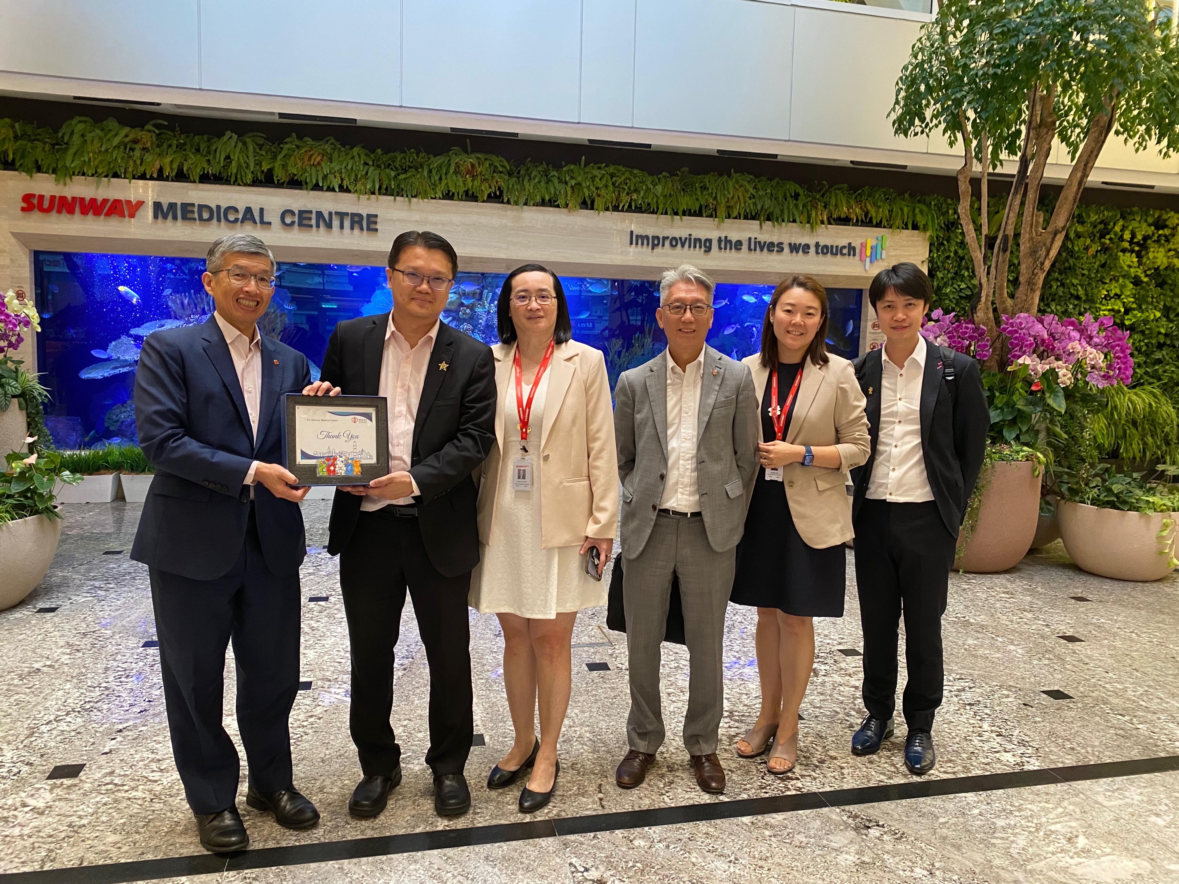 During its stay in Kuala Lumpur, the Hospital Authority delegation visited a local medical institution to explore opportunity for collaboration on various nursing talent exchange programmes.