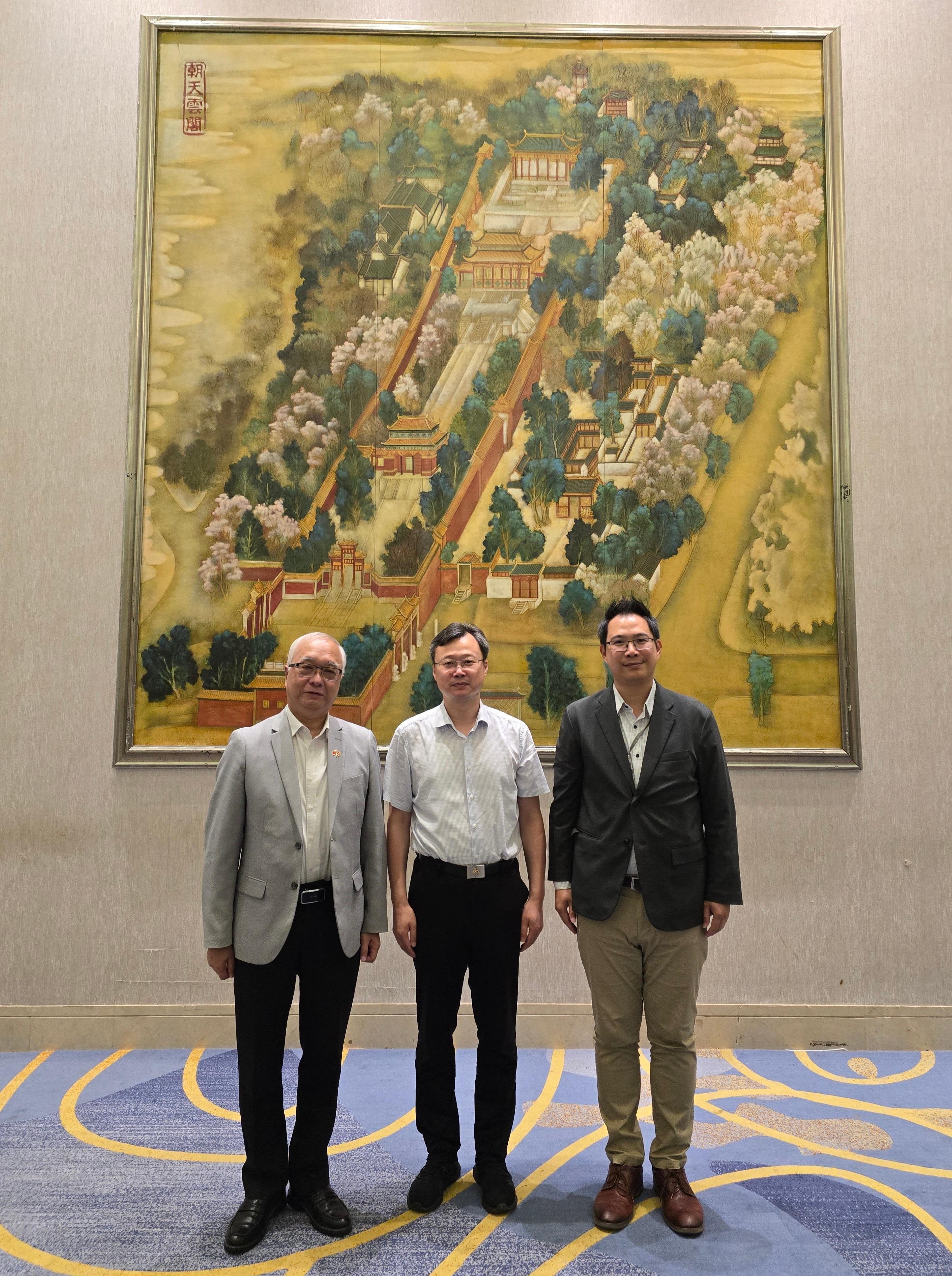 The Secretary for Environment and Ecology, Mr Tse Chin-wan, together with the Legislative Council Panel on Food Safety and Environmental Hygiene, visited the Nanjing Municipal People's Government today (August 21). Photo shows Mr Tse (left); the Chairman of the Panel, Mr Yang Wing-kit (right); and Deputy Mayor Mr Ji Teijun (centre).