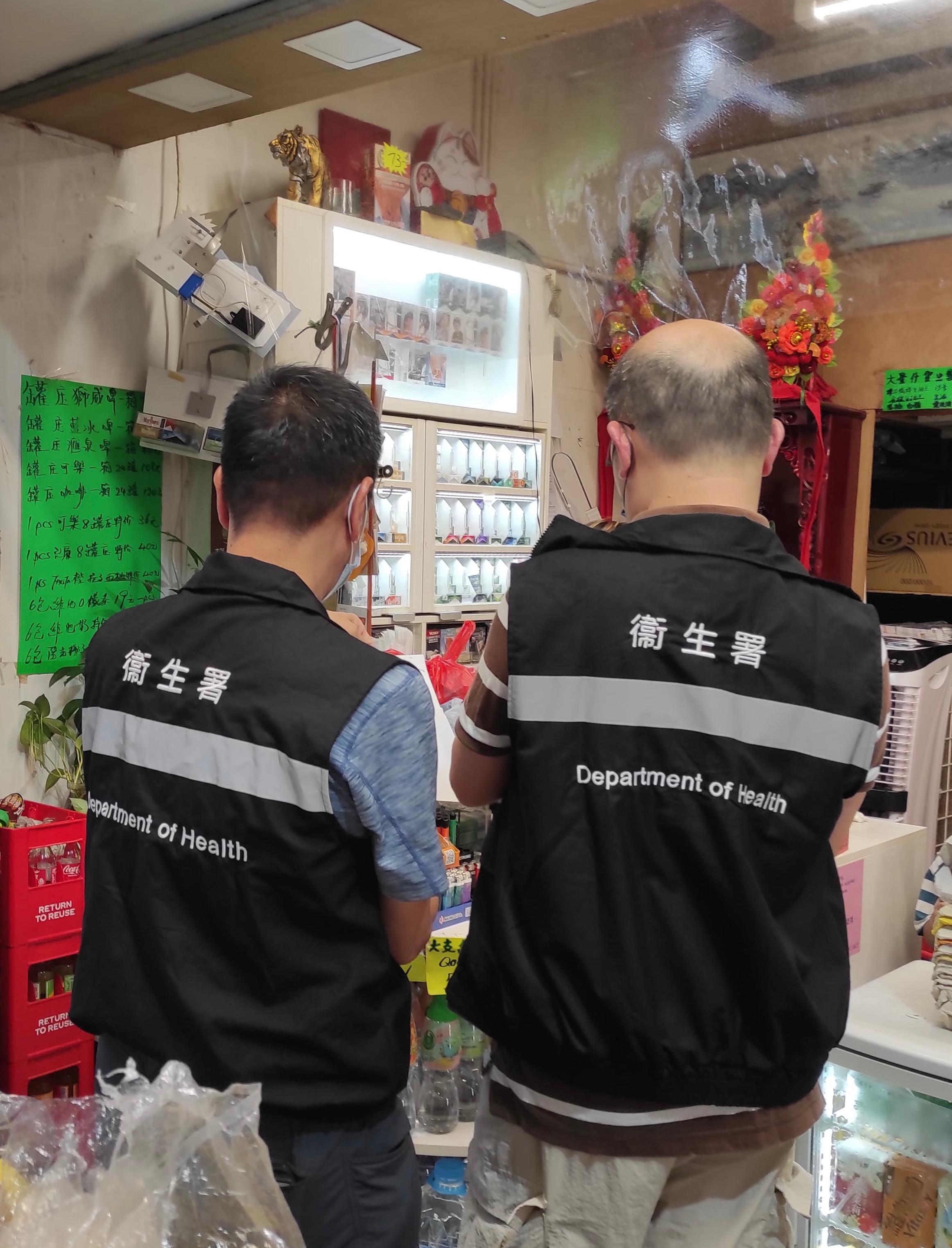 The Tobacco and Alcohol Control Office (TACO) of the Department of Health today (August 21) conducted an enforcement operation in Wong Tai Sin and Mong Kok to continue its efforts against illegally displayed smoking product advertisements. Photo shows officers from TACO taking enforcement action at a store.
