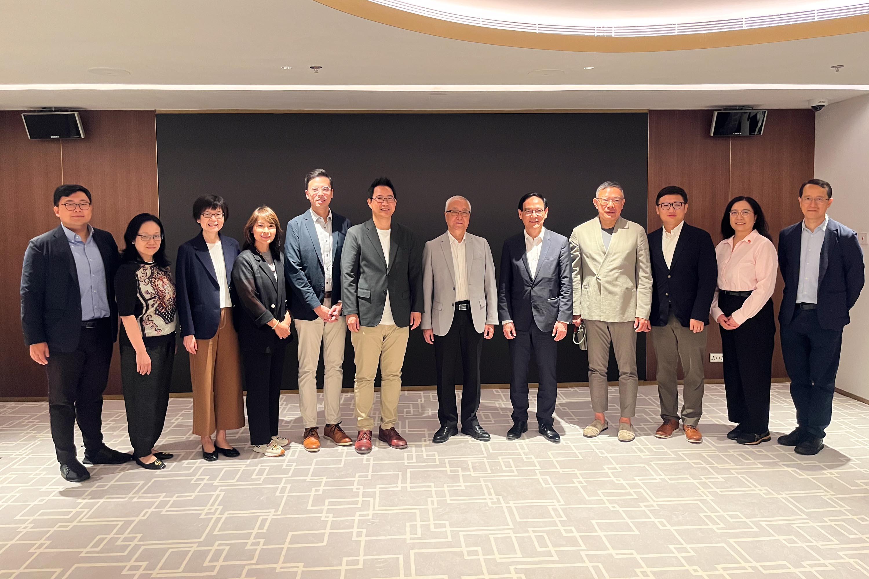 The delegation of the Legislative Council (LegCo) Panel on Food Safety and Environmental Hygiene began the four-day duty visit to Nanjing and Yangzhou today (August 21). The Chairman of the LegCo Panel on Food Safety and Environmental Hygiene, Mr Yang Wing-kit (sixth left), the Deputy Chairman of the LegCo Panel on Food Safety and Environmental Hygiene, Mr Leung Man-kwong (fifth left), other LegCo Members, the Secretary for Environment and Ecology, Mr Tse Chin-wan (sixth right), and other Government officials posed for a group photo before departure.