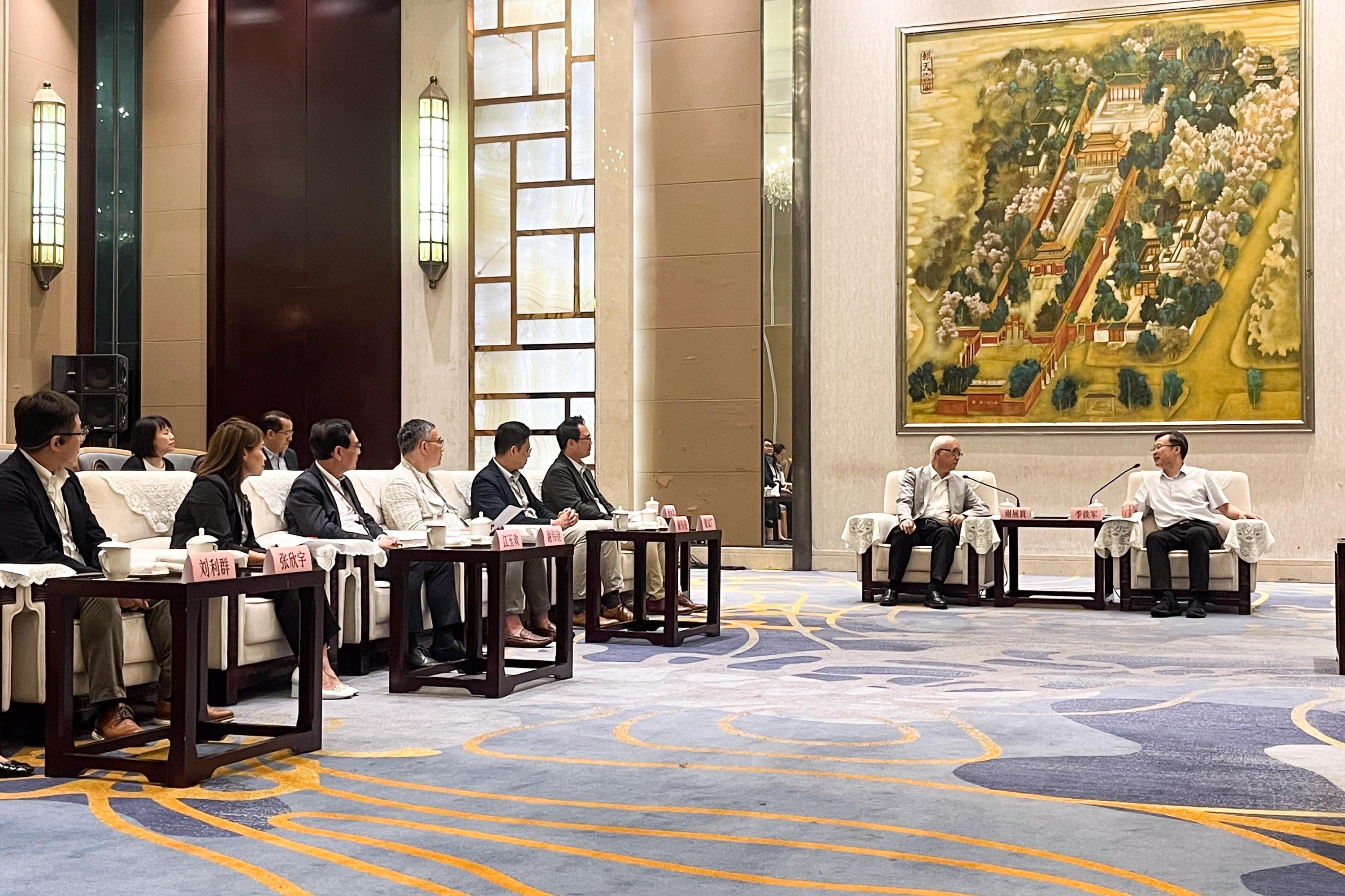 The delegation of the Legislative Council Panel on Food Safety and Environmental Hygiene began the four-day duty visit to Nanjing and Yangzhou today (August 21). Photo shows the delegation meeting with leaders of the Nanjing Municipal People’s Government.