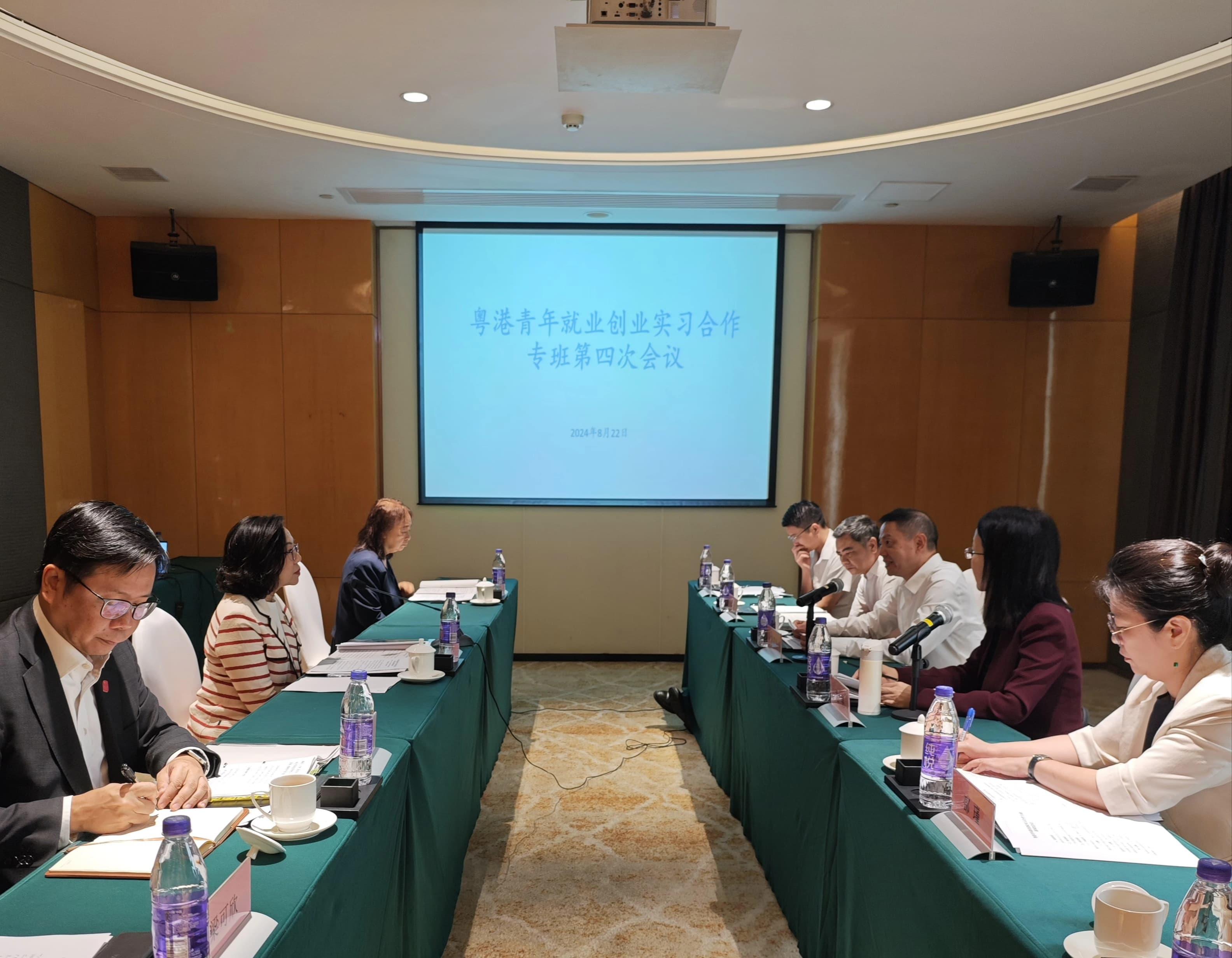 The Secretary for Home and Youth Affairs, Miss Alice Mak, accompanied by the Commissioner for Youth, Mr Eric Chan, attended the fourth meeting of the Guangdong-Hong Kong task force on youth employment, entrepreneurship and internship in Guangzhou today (August 22). Photo shows Miss Mak (second left) and Mr Chan (first left) meeting with officials from the Hong Kong and Macao Affairs Office of the People's Government of Guangdong Province and the Human Resources and Social Security Department of Guangdong Province. 
