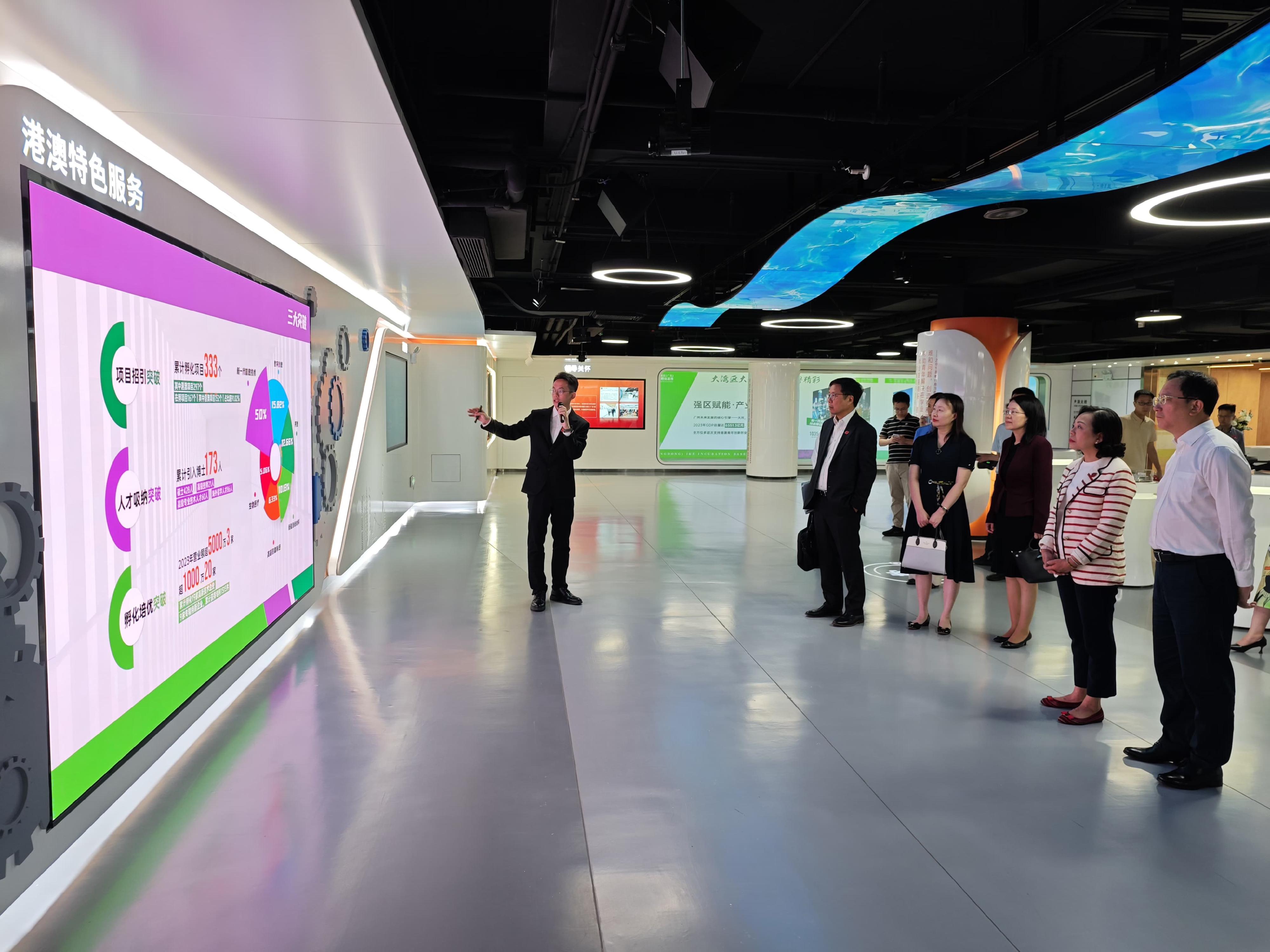 The Secretary for Home and Youth Affairs, Miss Alice Mak, visited the Guangdong-Hong Kong-Macao Greater Bay Area (Guangdong) Innovation and Entrepreneurship Incubation Base in Guangzhou with the Director-General of the Human Resources and Social Security Department of Guangdong Province, Mr Du Minqi, and the Commissioner for Youth, Mr Eric Chan, today (August 22). Photo shows Miss Mak (second right), Mr Du (first right) and Mr Chan (second left) being briefed.


