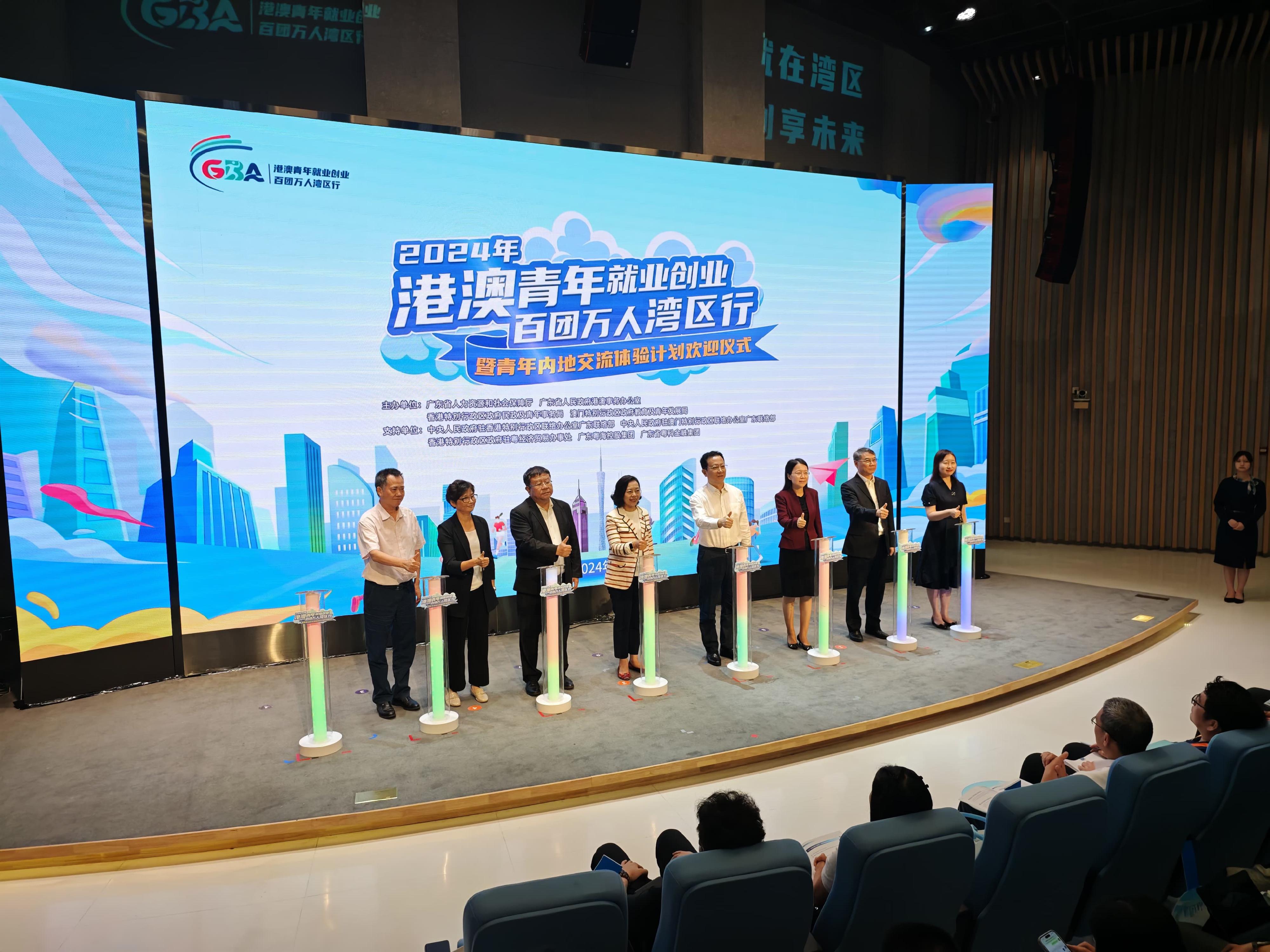 The Secretary for Home and Youth Affairs, Miss Alice Mak, attended the kick-off ceremony of a youth entrepreneurship event in Guangzhou today (August 22). Photo shows Miss Mak (fourth left), the Director-General of the Human Resources and Social Security Department of Guangdong Province, Mr Du Minqi (foruth right), and other guests at the ceremony.


