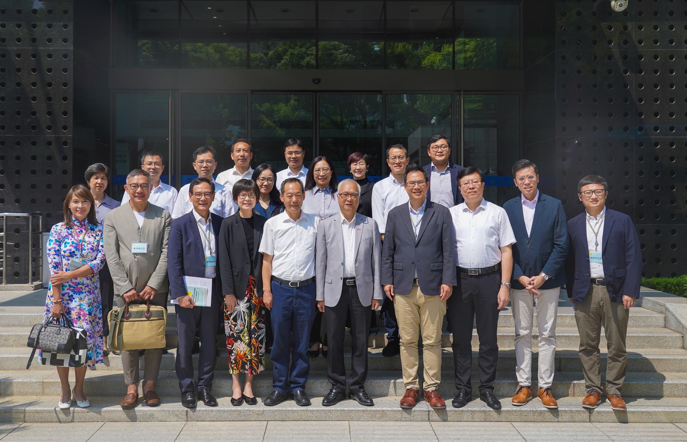 The Secretary for Environment and Ecology, Mr Tse Chin-wan, together with the Legislative Council Panel on Food Safety and Environmental Hygiene, joined an exchange session with the Jiangsu Provincial Department of Housing and Urban-Rural Development (the Department) today (August 22). Photo shows Mr Tse (front row, fifth right); the Chairman of the Panel, Mr Yang Wing-kit (front row, fourth right); the Permanent Secretary for Environment and Ecology (Food), Miss Vivian Lau (front row, fourth left); the Director of Food and Environmental Hygiene, Ms Irene Young (second row, second right); the Controller of the Centre for Food Safety, Dr Christine Wong (second row, third right); the Deputy Director of Agriculture, Fisheries and Conservation, Mr Patrick Lai (second row, first right), and members of the delegation with Deputy Director of the Department Mr Chen Haodong (front row, fifth left) and Director General of City Management and Law Enforcement Bureau Mr Chen Xi (front row, third right).