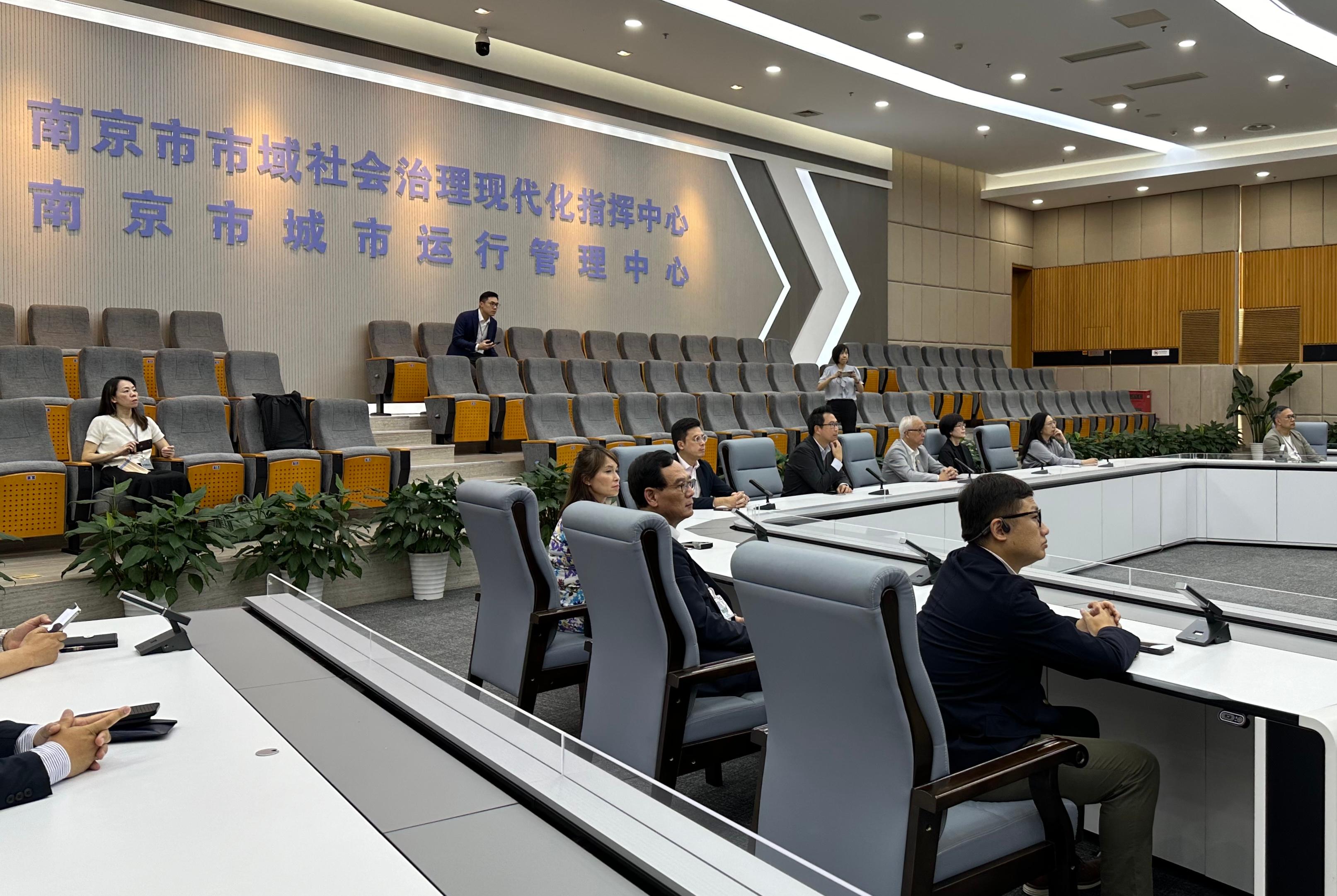 The Secretary for Environment and Ecology, Mr Tse Chin-wan, together with the Legislative Council Panel on Food Safety and Environmental Hygiene, visited the Nanjing City Interface's management centre today (August 22) to better understand how the operation system, One Network Administration, integrates data from various departments to enhance the effectiveness of interdepartmental collaborative work.