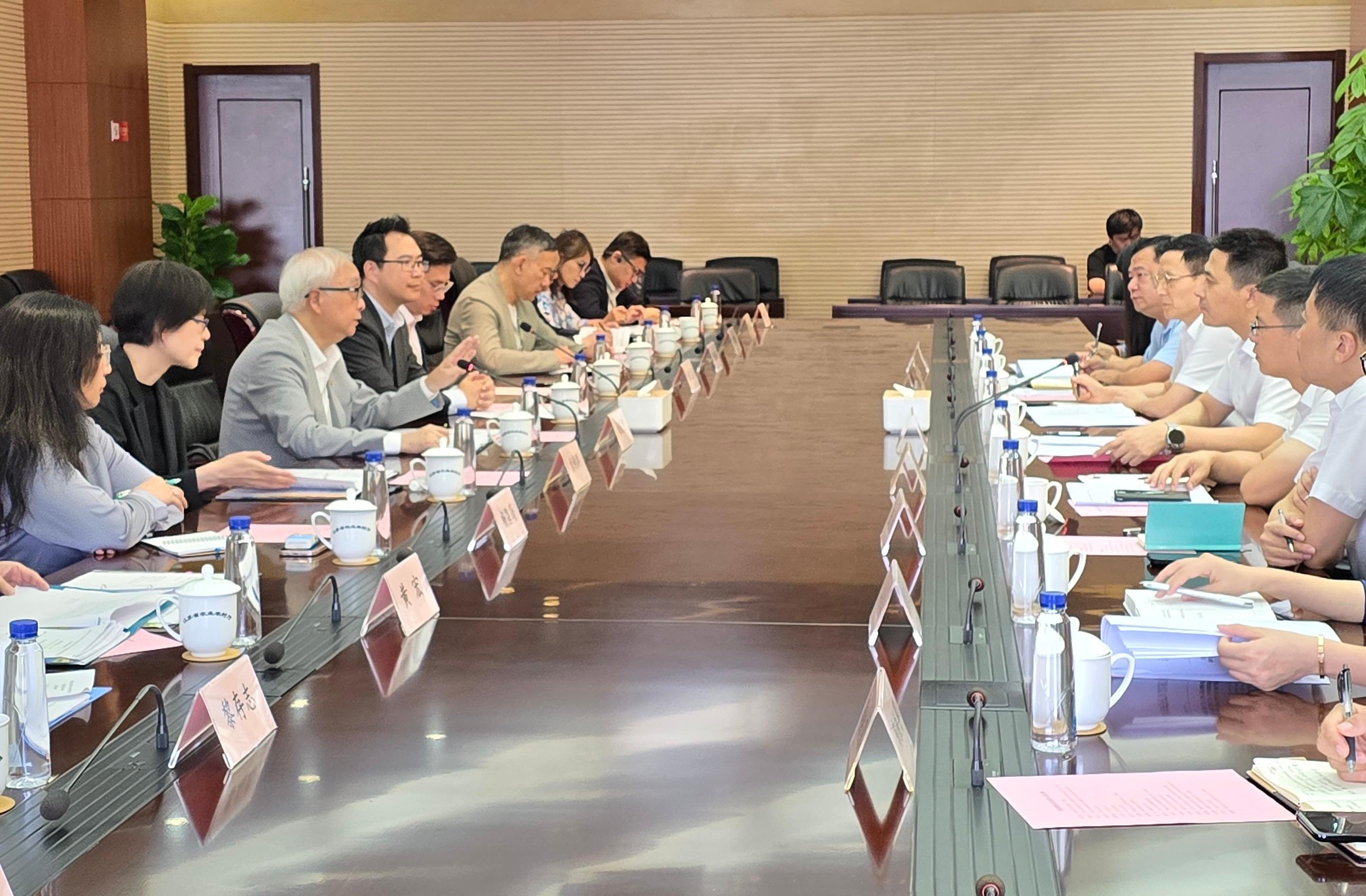 The Secretary for Environment and Ecology, Mr Tse Chin-wan, together with the Legislative Council Panel on Food Safety and Environmental Hygiene, participated in an exchange session with the Jiangsu Provincial Department of Agriculture and Rural Affairs (the Department) today (August 22). Photo shows Mr Tse (third left); the Chairman of the Panel, Mr Yang Wing-kit (fourth left) and members of the delegation joining the exchange session with Deputy Director General of the Department Mr Wang Yuhua (third right), to exchange experiences in promoting the modernisation of the agriculture and fisheries industry in the two places.