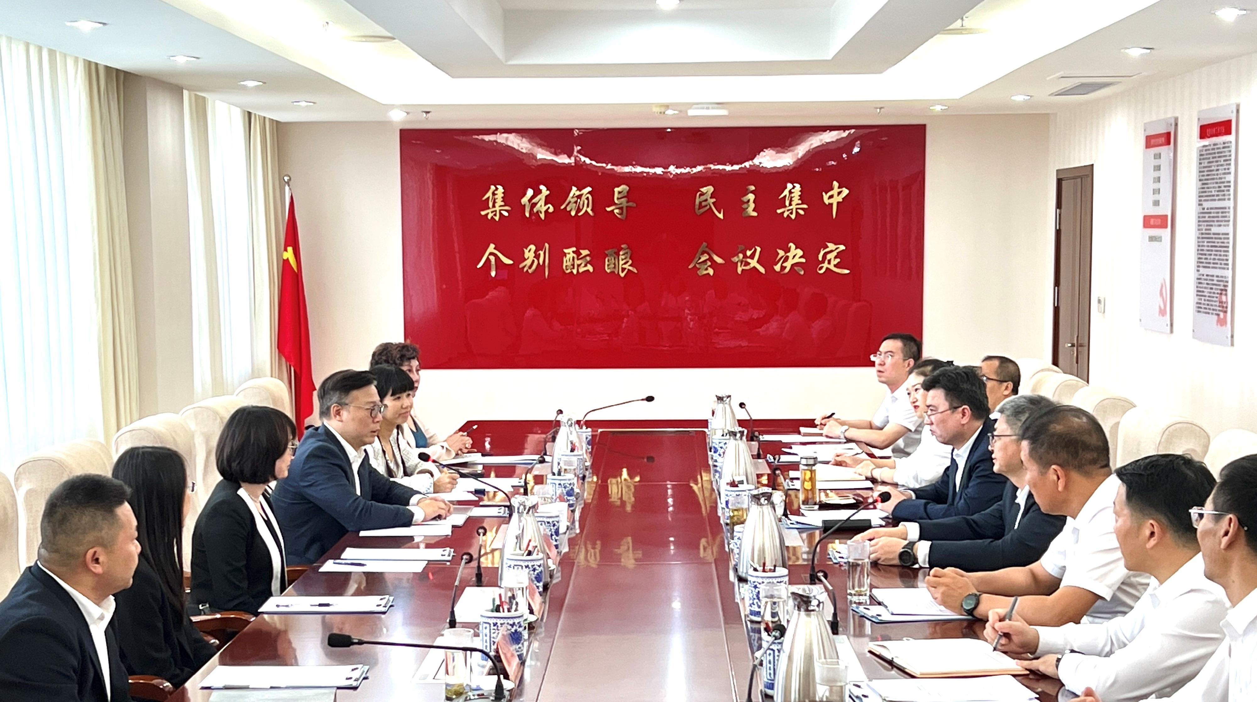 The Deputy Secretary for Justice, Mr Cheung Kwok-kwan (fourth left), met with the senior officials of the Justice Department of the Xinjiang Uyghur Autonomous Region to explore ways to enhance efficient co-operation in legal services between Xinjiang and Hong Kong in Urumqi, Xinjiang today (August 22).
