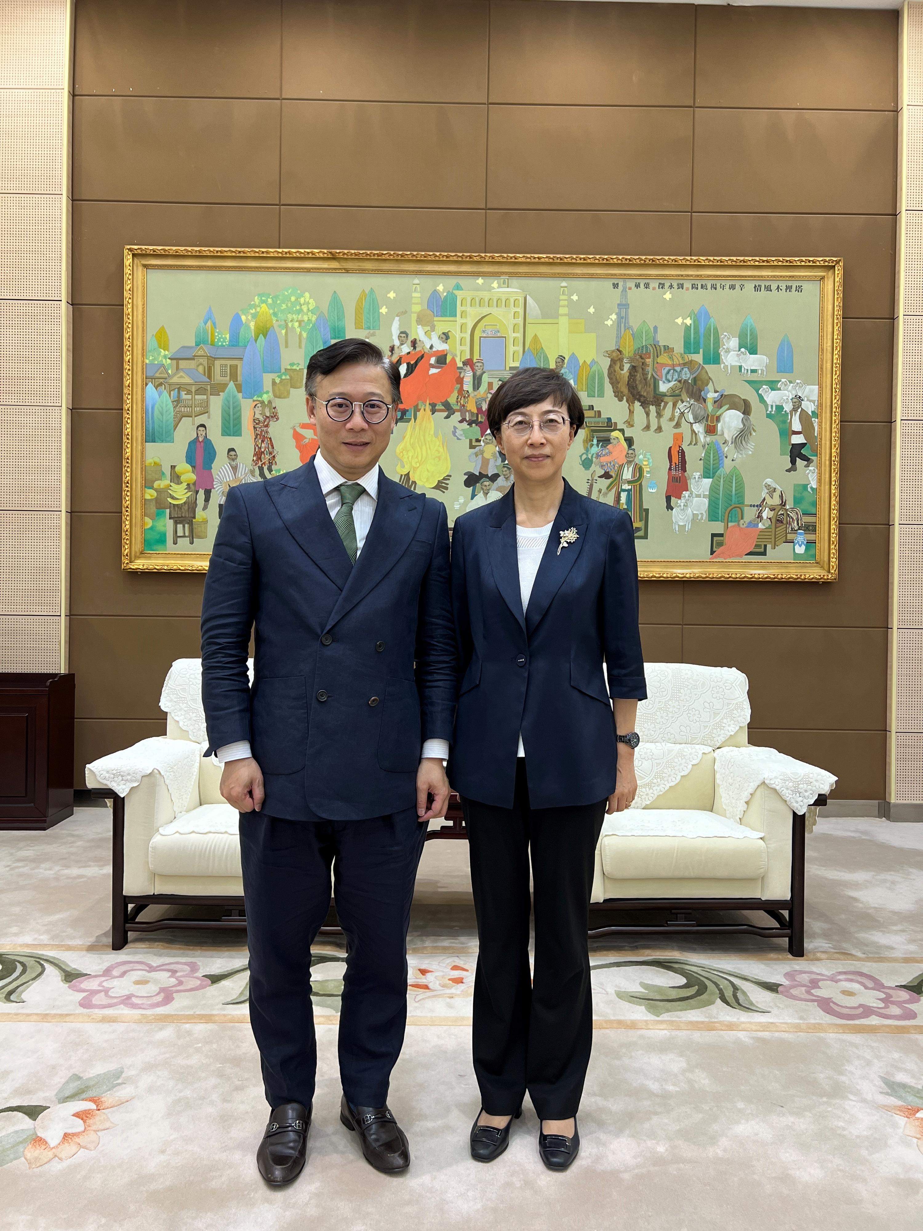 The Deputy Secretary for Justice, Mr Cheung Kwok-kwan (left), called on Vice Chairman of the People's Government of Xinjiang Uyghur Autonomous Region Ms Sun Hongmei (right) on August 21 in Urumqi, Xinjiang.