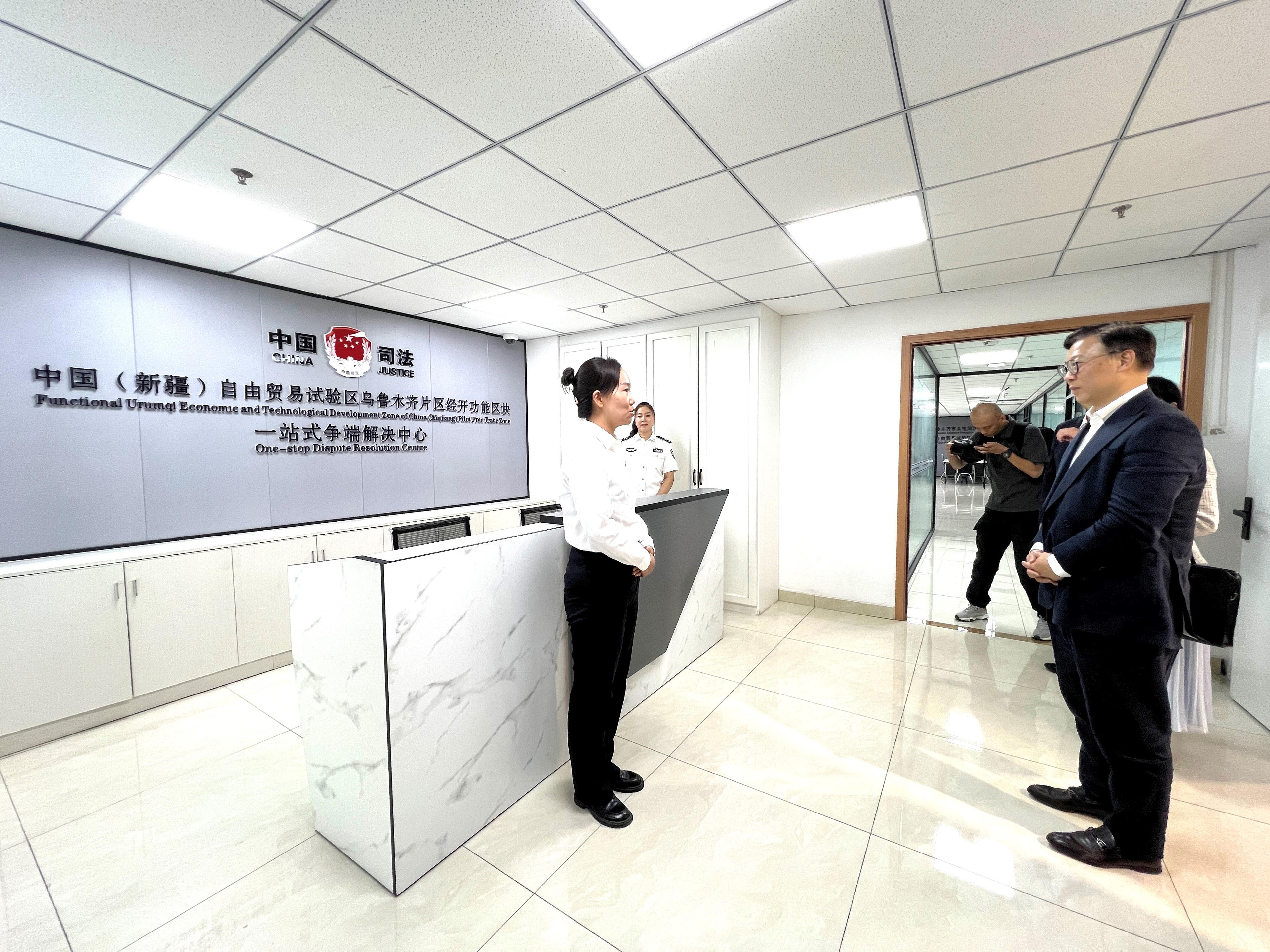 The Deputy Secretary for Justice, Mr Cheung Kwok-kwan (right), visited the One-stop Dispute Resolution Centre of Functional Urumqi Economic and Technological Development Zone of China (Xinjiang) Pilot Free Trade Zone in Urumqi, Xinjiang today (August 22).