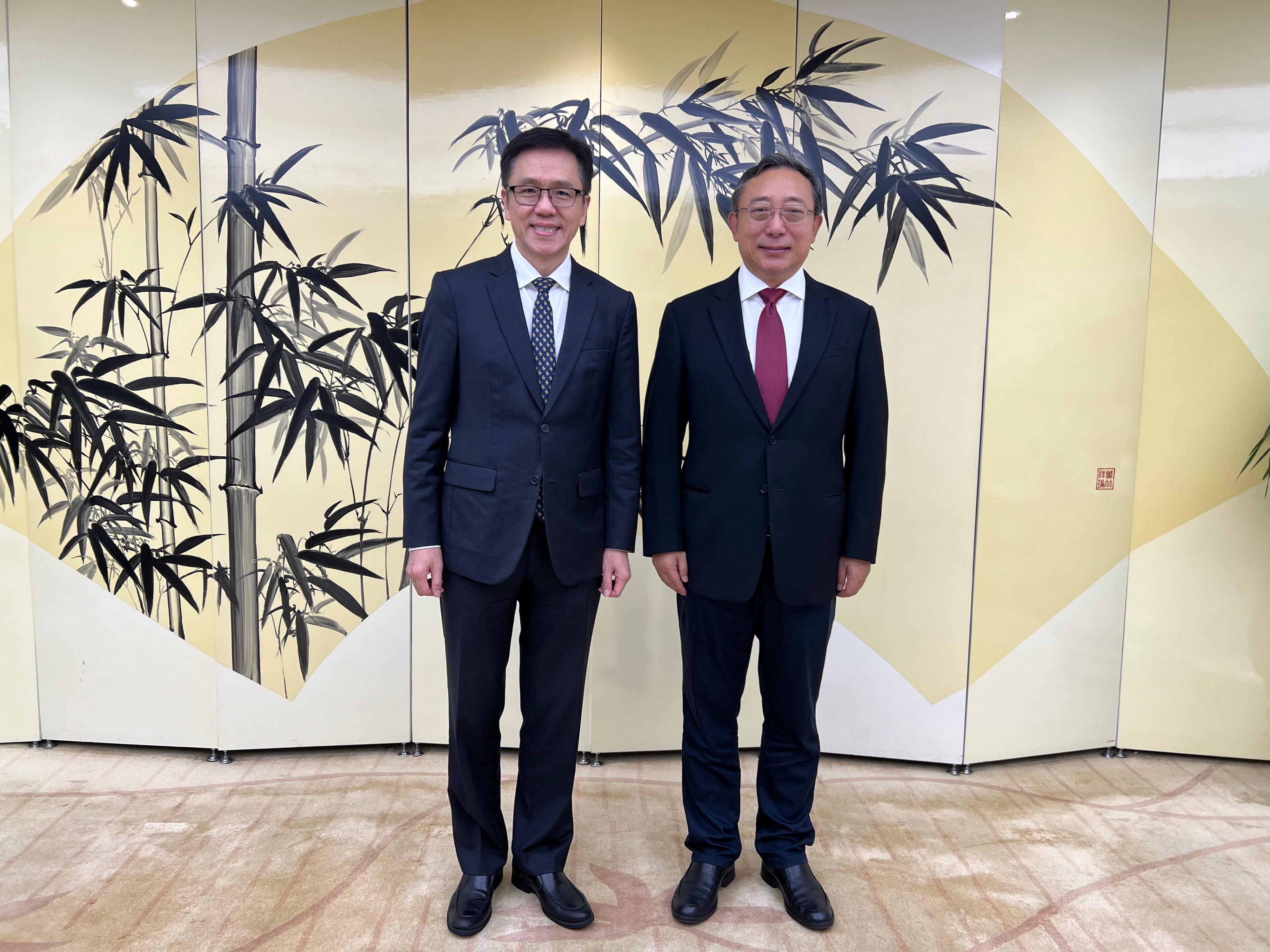 The Secretary for Innovation, Technology and Industry, Professor Sun Dong (left), called on Vice Minister of National Health Commission Mr Cao Xuetao (right) in Beijing today (August 22).