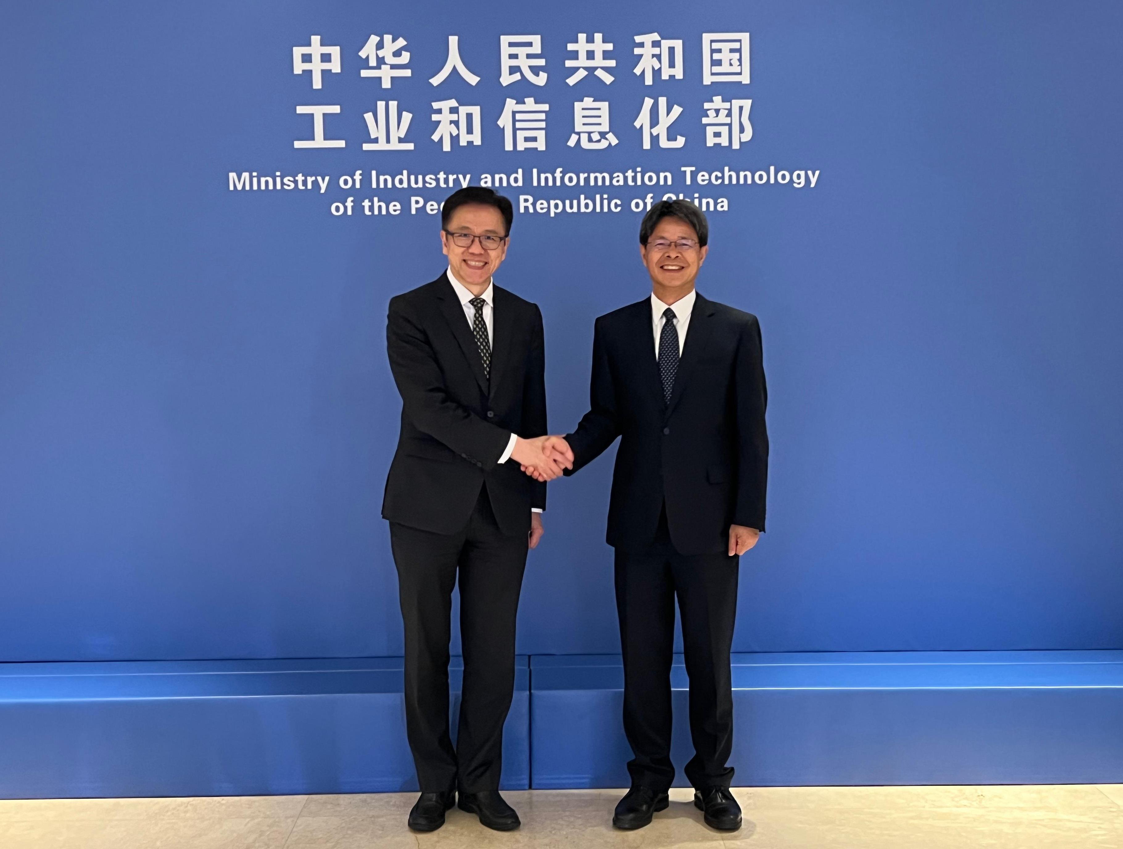 The Secretary for Innovation, Technology and Industry, Professor Sun Dong (left), called on Vice Minister of Industry and Information Technology Mr Zhang Yunming (right) in Beijing today (August 22).