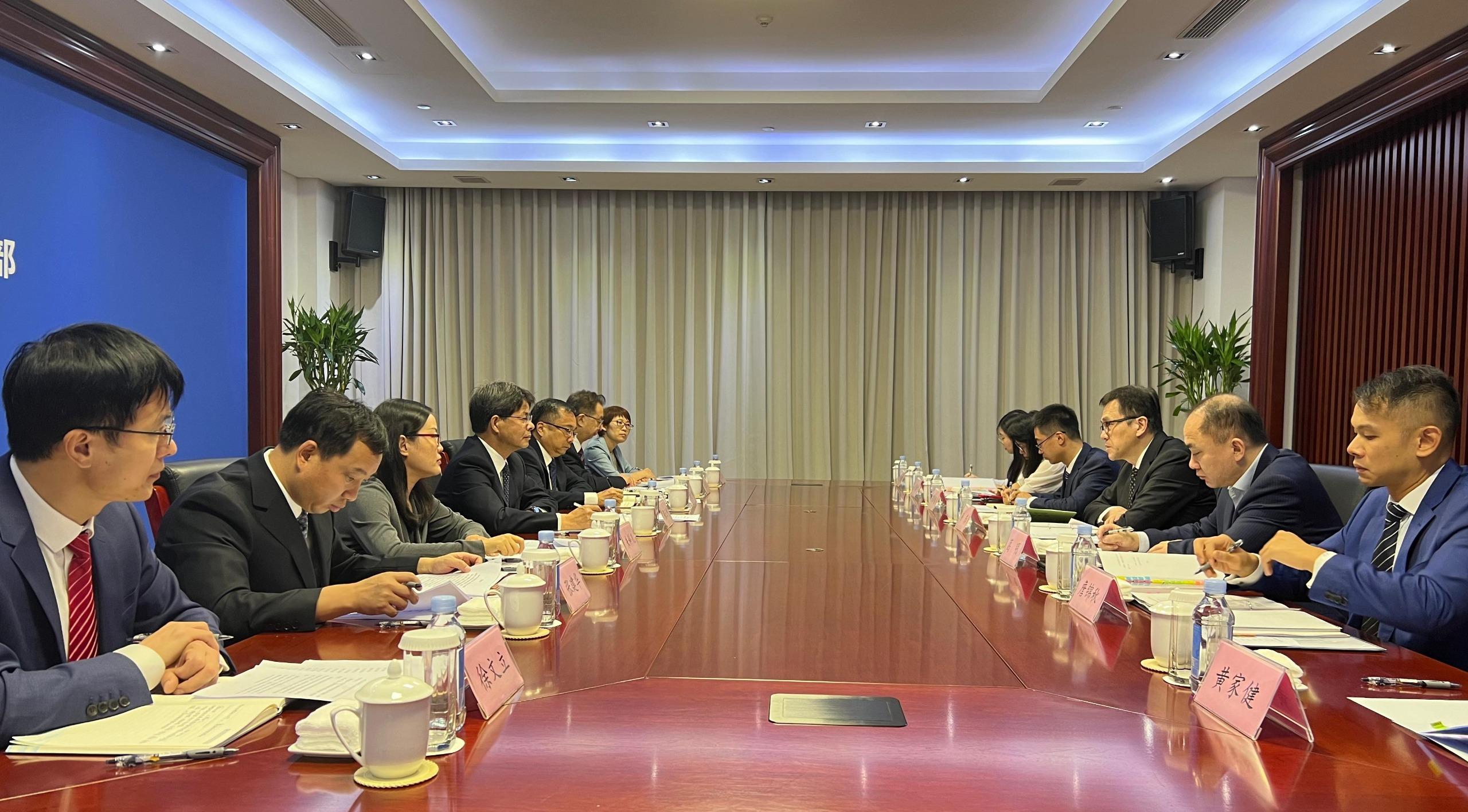 The Secretary for Innovation, Technology and Industry, Professor Sun Dong (third right), called on Vice Minister of Industry and Information Technology Mr Zhang Yunming (fourth left) today (August 22) in Beijing. Looking on is the Commissioner for Industry (Innovation and Technology), Dr Ge Ming (second right).