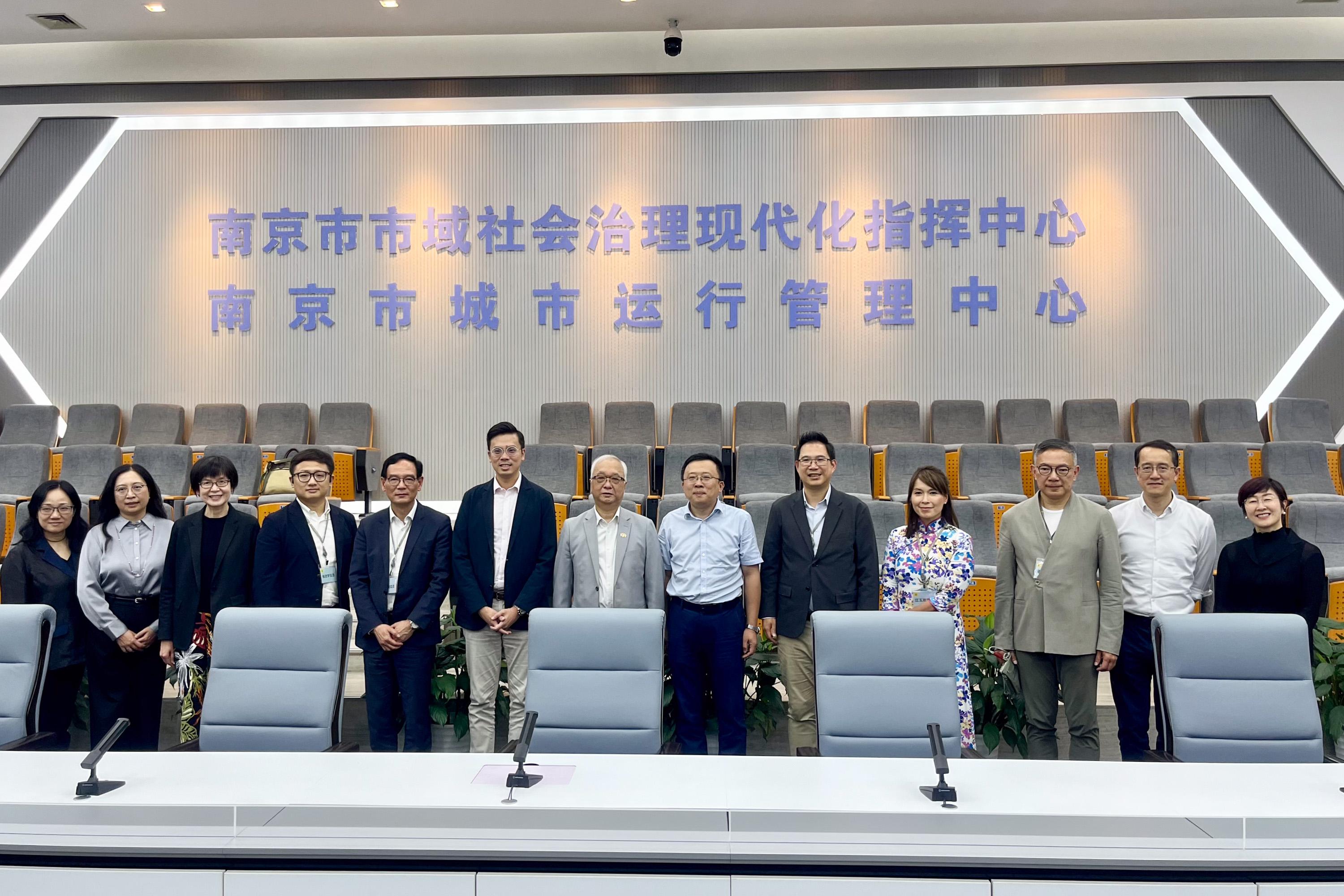 The delegation of the Legislative Council (LegCo) Panel on Food Safety and Environmental Hygiene (the Panel) continued its duty visit to Nanjing and Yangzhou today (August 22). Photo shows the Chairman of the Panel, Mr Yang Wing-kit (fifth right), the Deputy Chairman of the Panel, Mr Leung Man-kwong (sixth left), other LegCo Members, the Secretary for Environment and Ecology, Mr Tse Chin-wan (seventh left), and other government officials at the Nanjing City Interface's management centre.